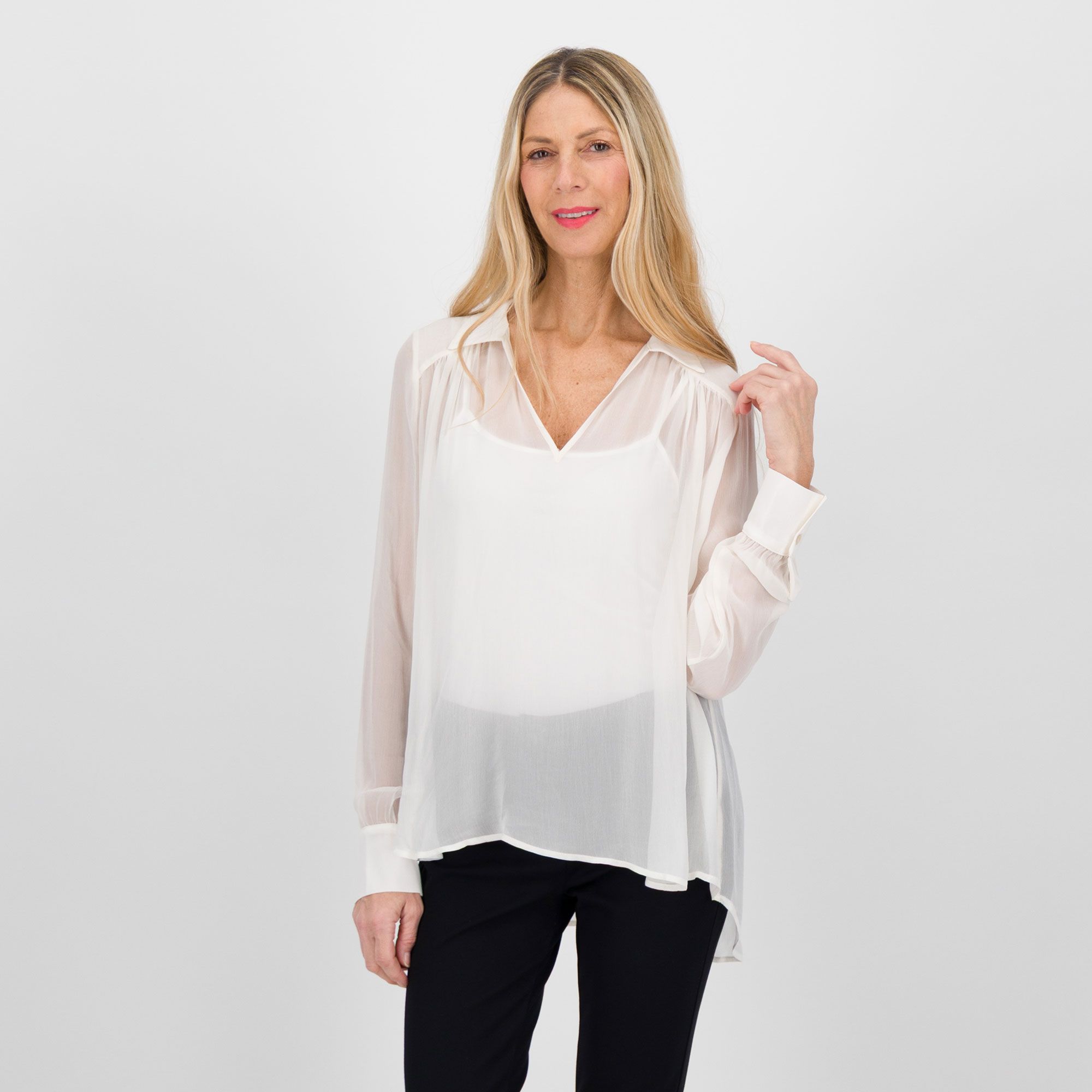 Risskio
Blusa in viscosa
con scollo a V e
top sottoveste