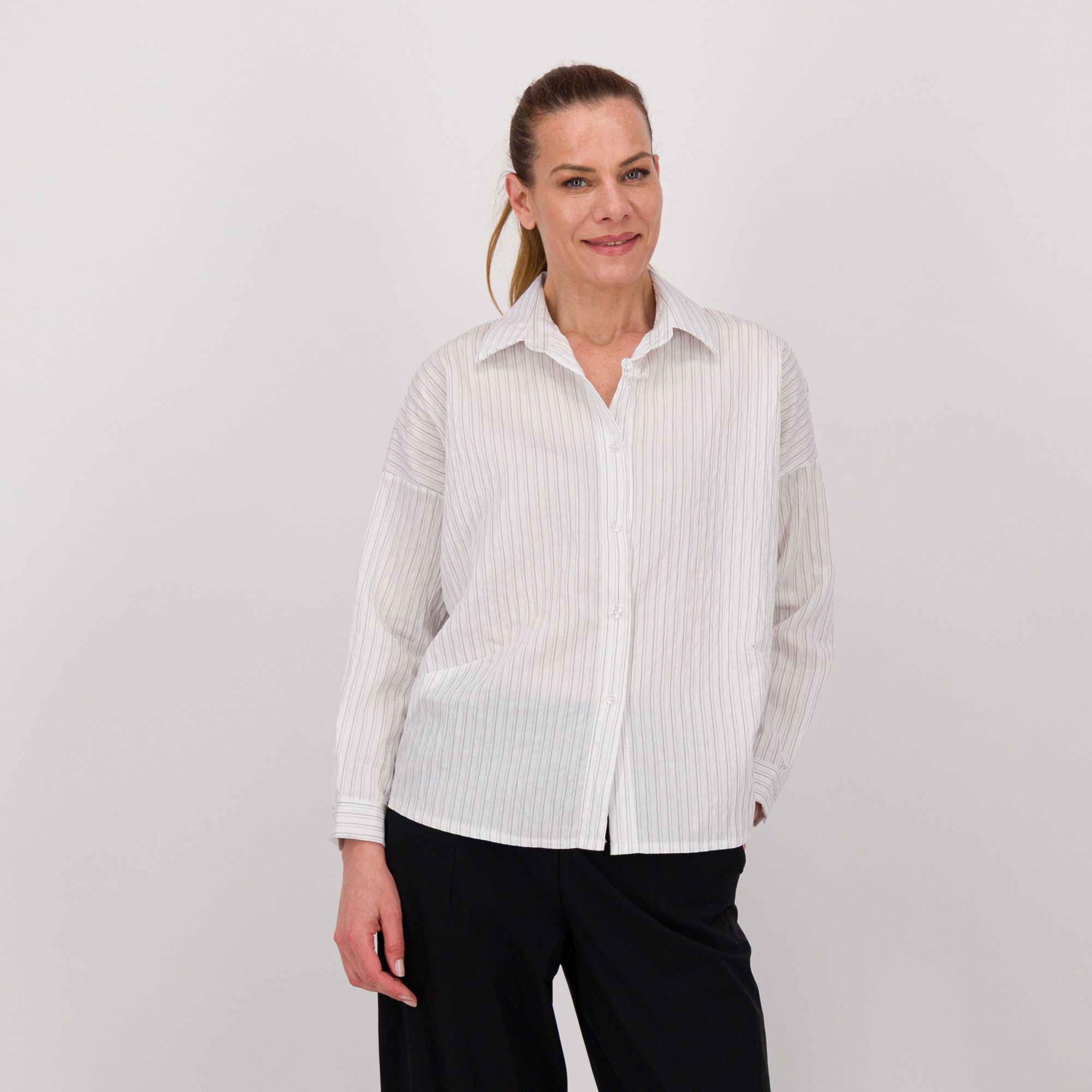 Lucrezia Sciortino
Camicia linea a
balloon a righe
con spalla scesa