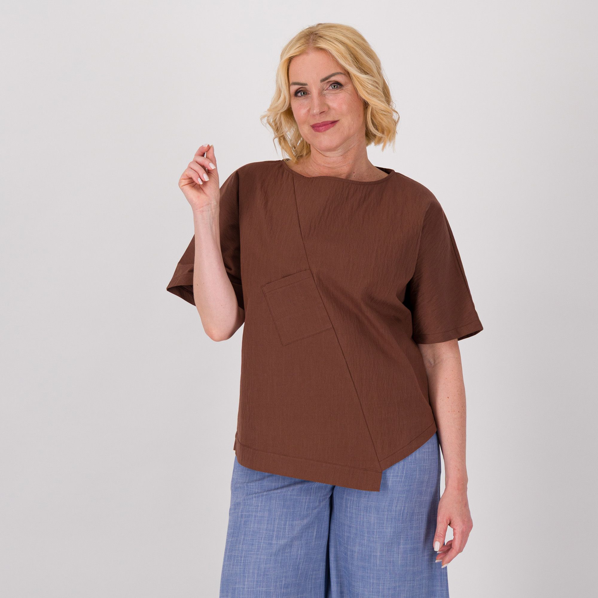 M’ama
T-shirt asimmetrica
con tagli e tasca
in tela paracadute