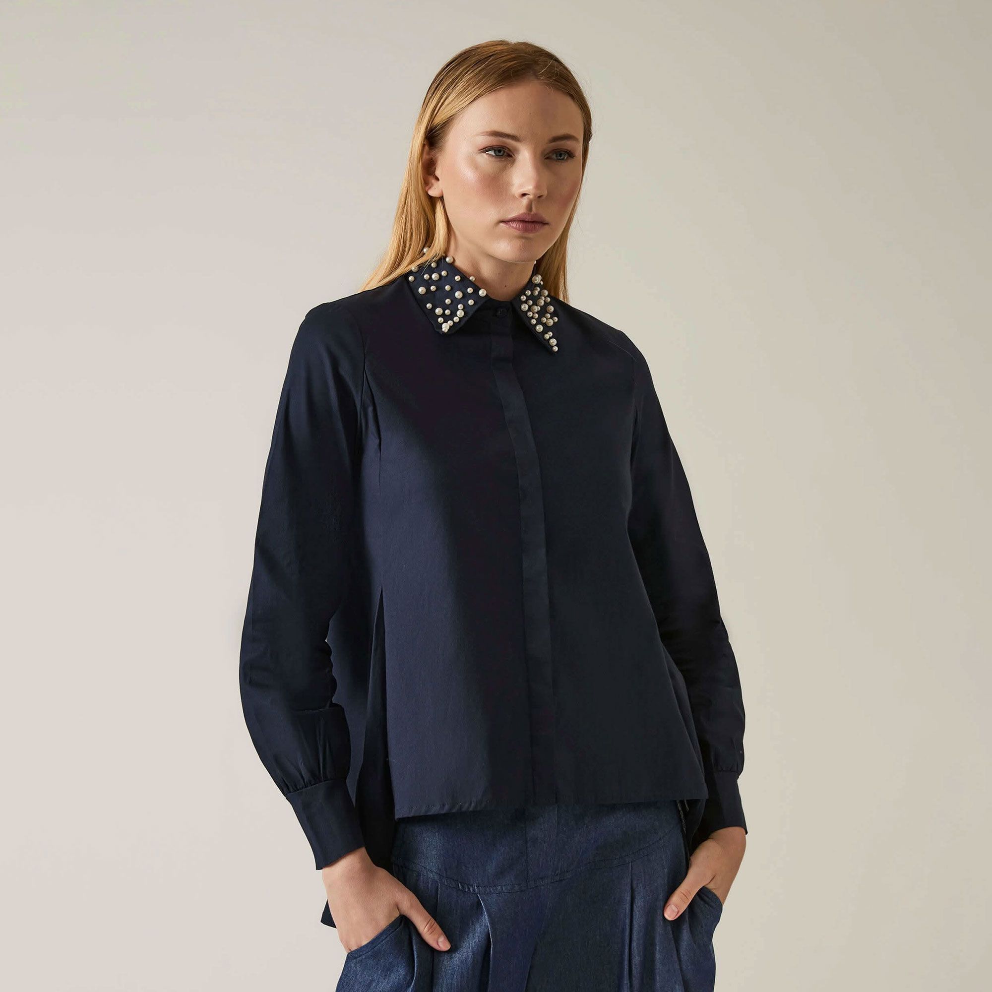 James Lakeland
Camicia in cotone
con collo in perle
a manica lunga