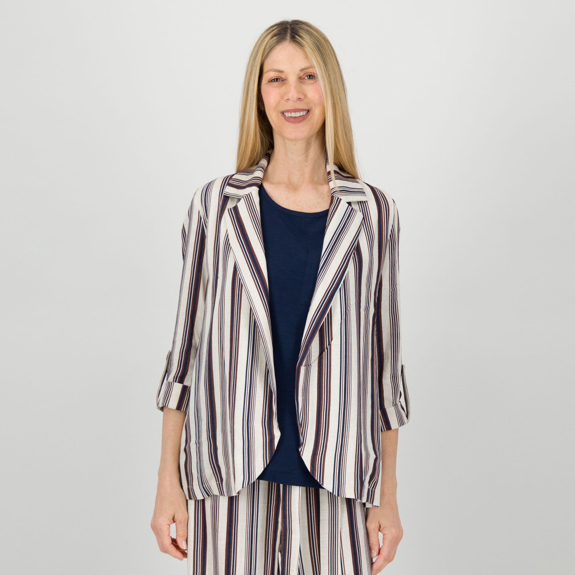 Risskio
Giacca in misto lino
fantasia a righe
con collo rever