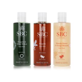 SBC
3 bagnoschiuma con
miele, arancio, acido
salicilico e propoli