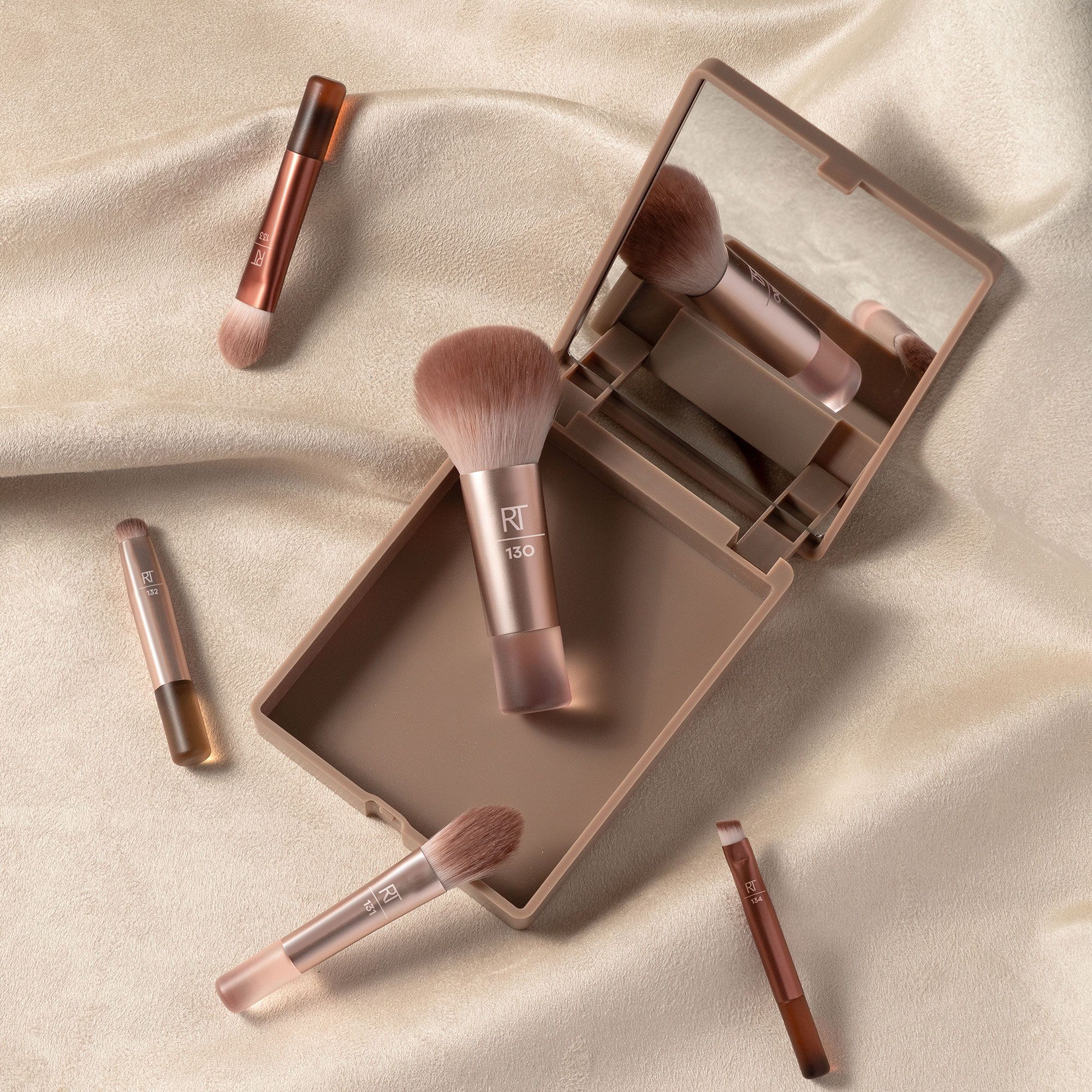 Real Techniques
Set 5 mini pennelli
make-up da viaggio
con specchietto
