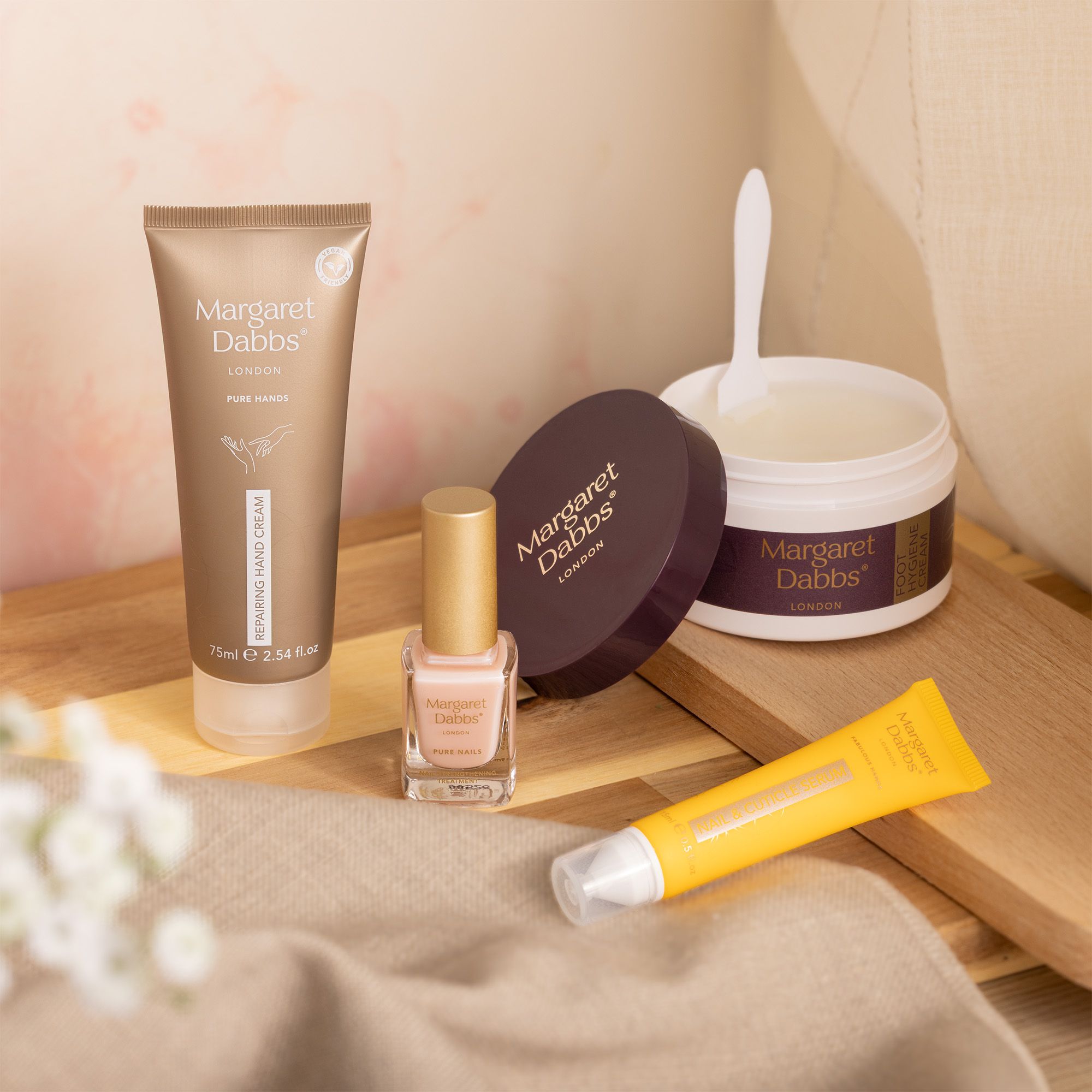 Margaret Dabbs London
Kit mani, piedi e
unghie: trattamento,
2 creme, siero