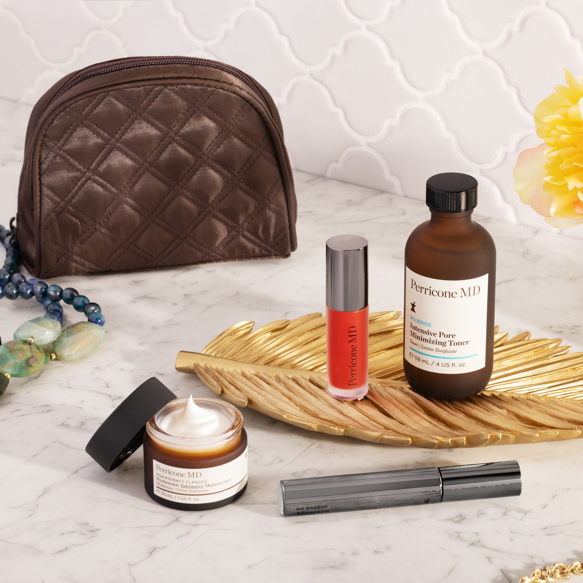 Perricone MD
Kit viso: tonico,
mascara, olio labbra,
crema e borsetta