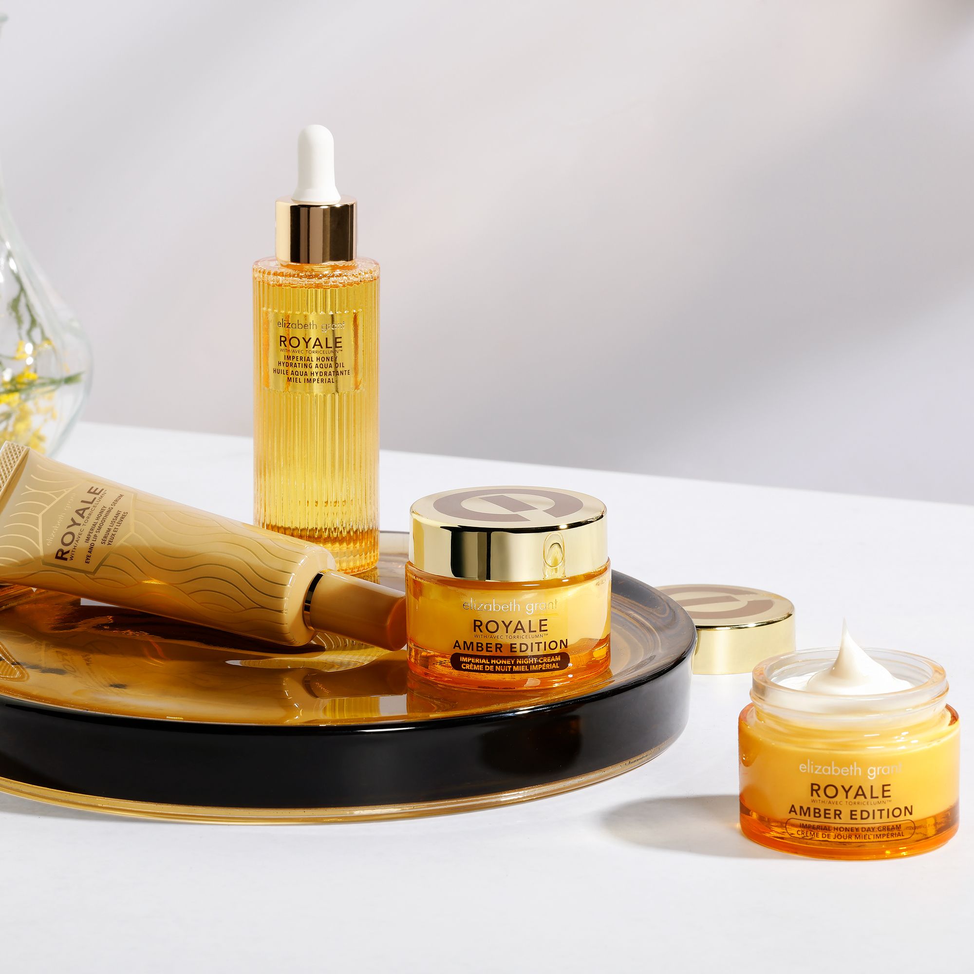 Elizabeth Grant
Kit Royale Honey:
crema giorno, crema
notte, olio e siero