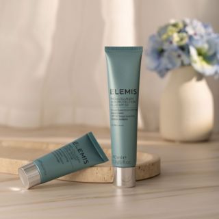 Elemis
Kit Pro-Collagen:
esfoliante (15 ml) e
siero SPF50 (40 ml)