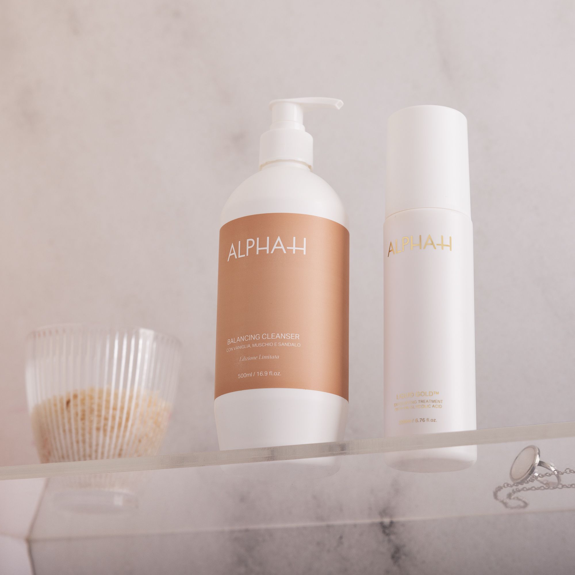 Alpha - H
Liquid Gold (200ml)
+detergente Balancing
Cleanser (500ml)