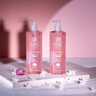SBC
Gel idratante
viso e corpo Lotus
Flower (2x500ml)