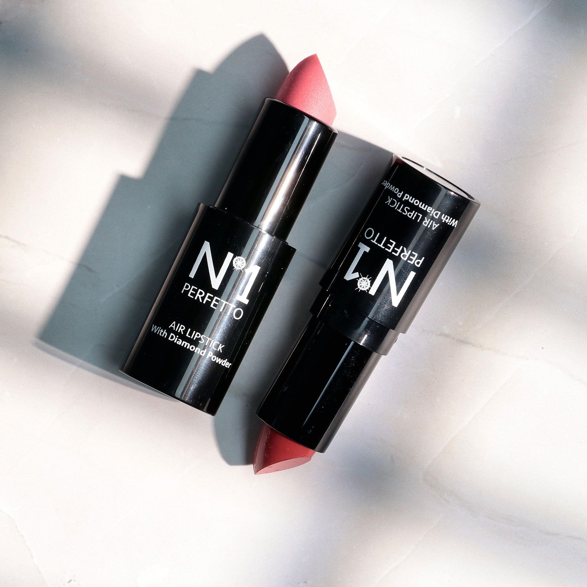 N°1 Perfetto
Rossetto rosso
e trattamento labbra
(4,5g) + sacchetto