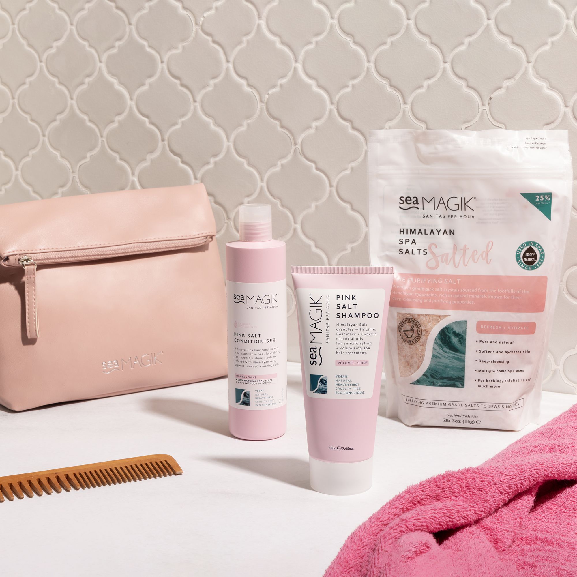Sea Magik
Pink Salt Shampoo,
balsamo e sali
minerali con pochette