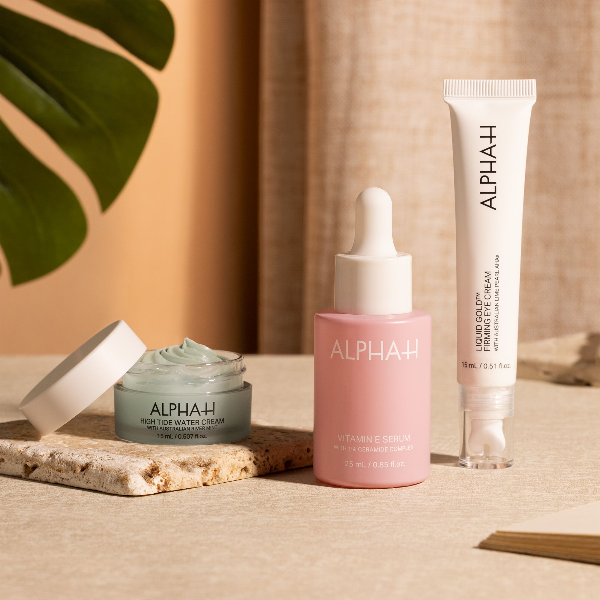  Alpha - H
Crema contorno occhi
(15ml) + siero (25ml)
+ crema (15ml)