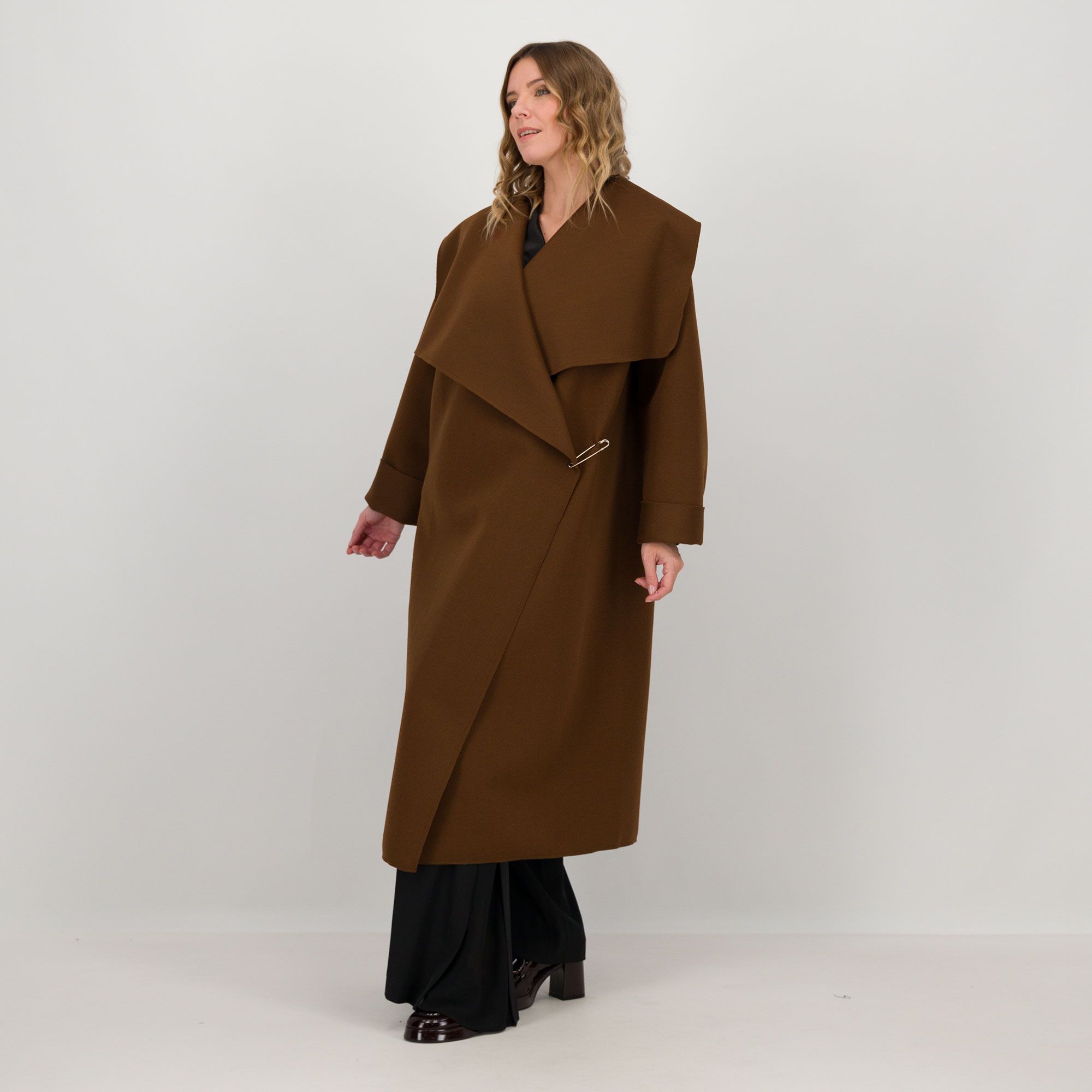 Caterina Lancini
Cappotto in panno 
con chiusura
con spilla