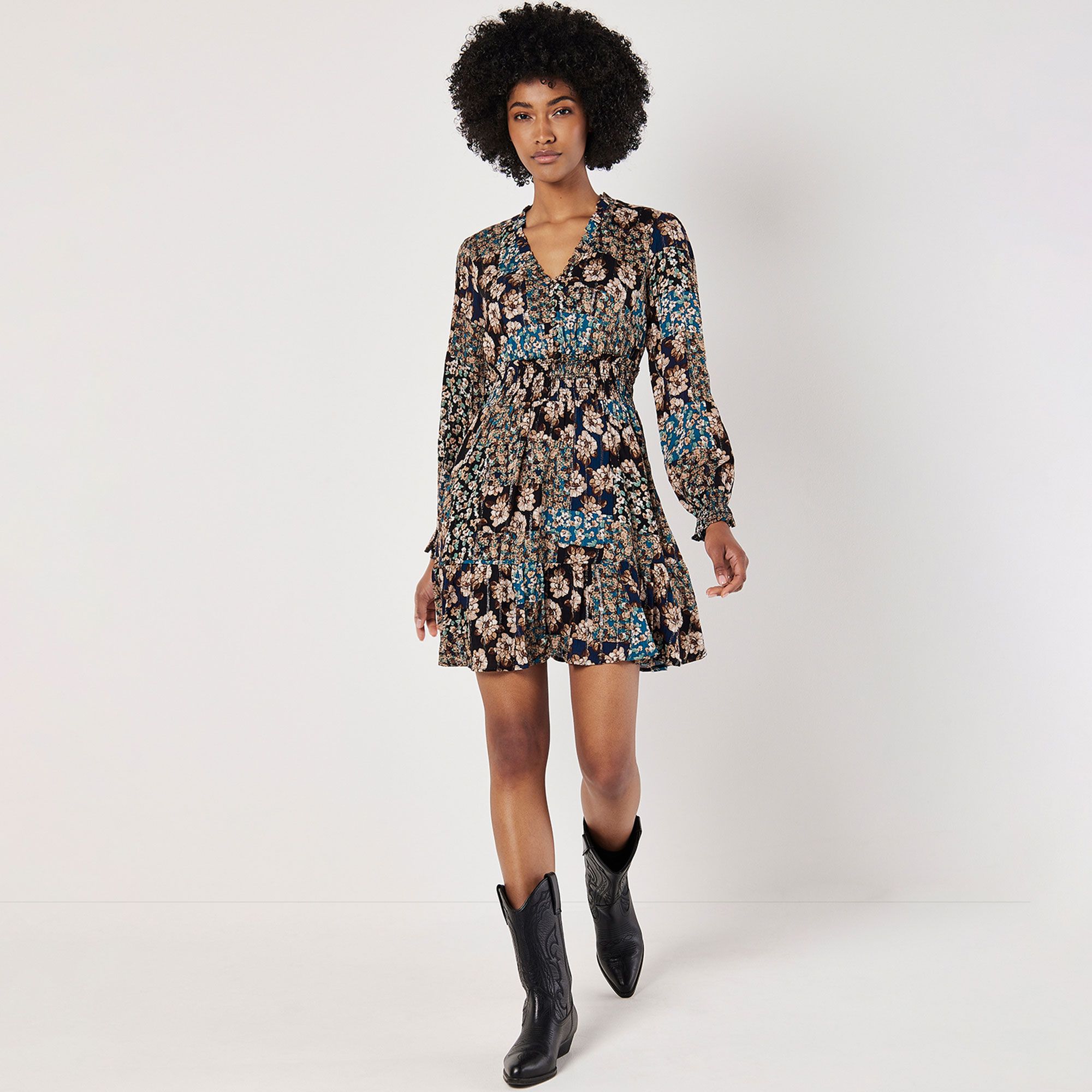 APRICOT
Abito stampa
patchwork a fiori
con bottoncini