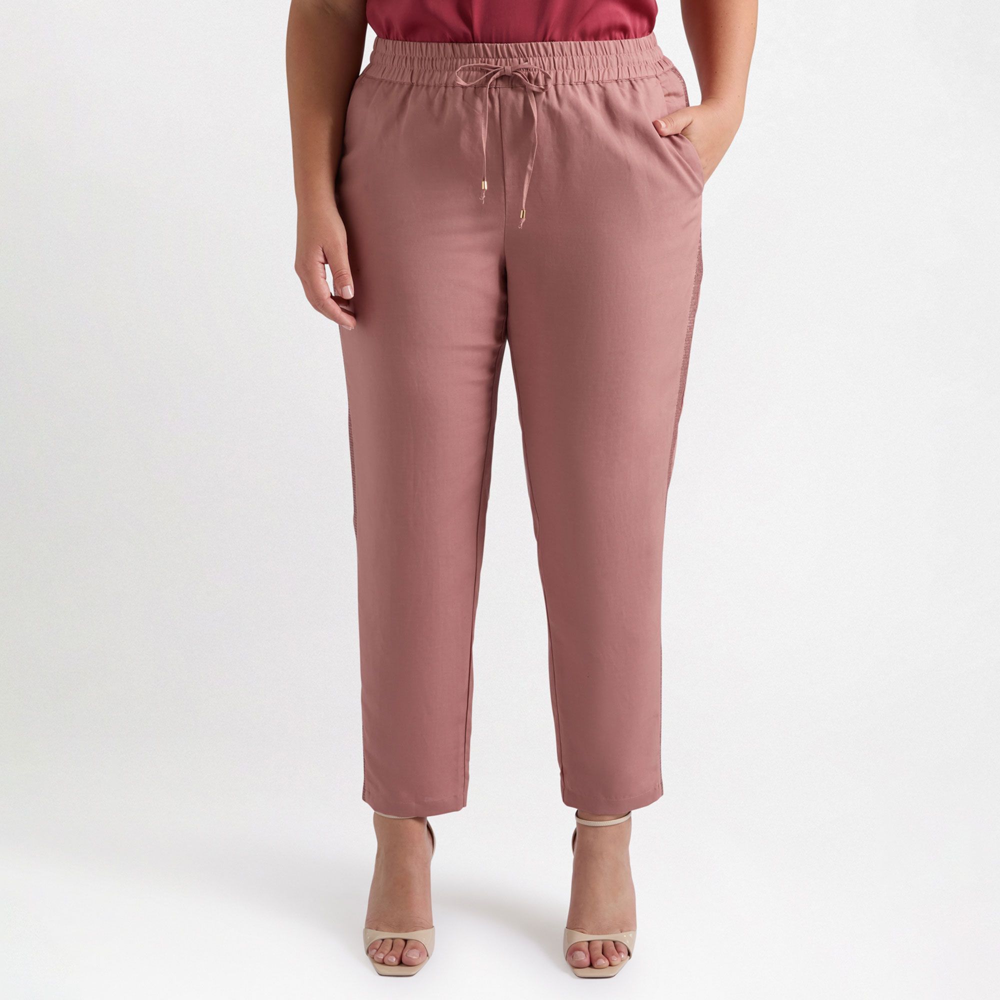 Fiorella Rubino
Pantaloni jogger
con paillette
e coulisse in vita