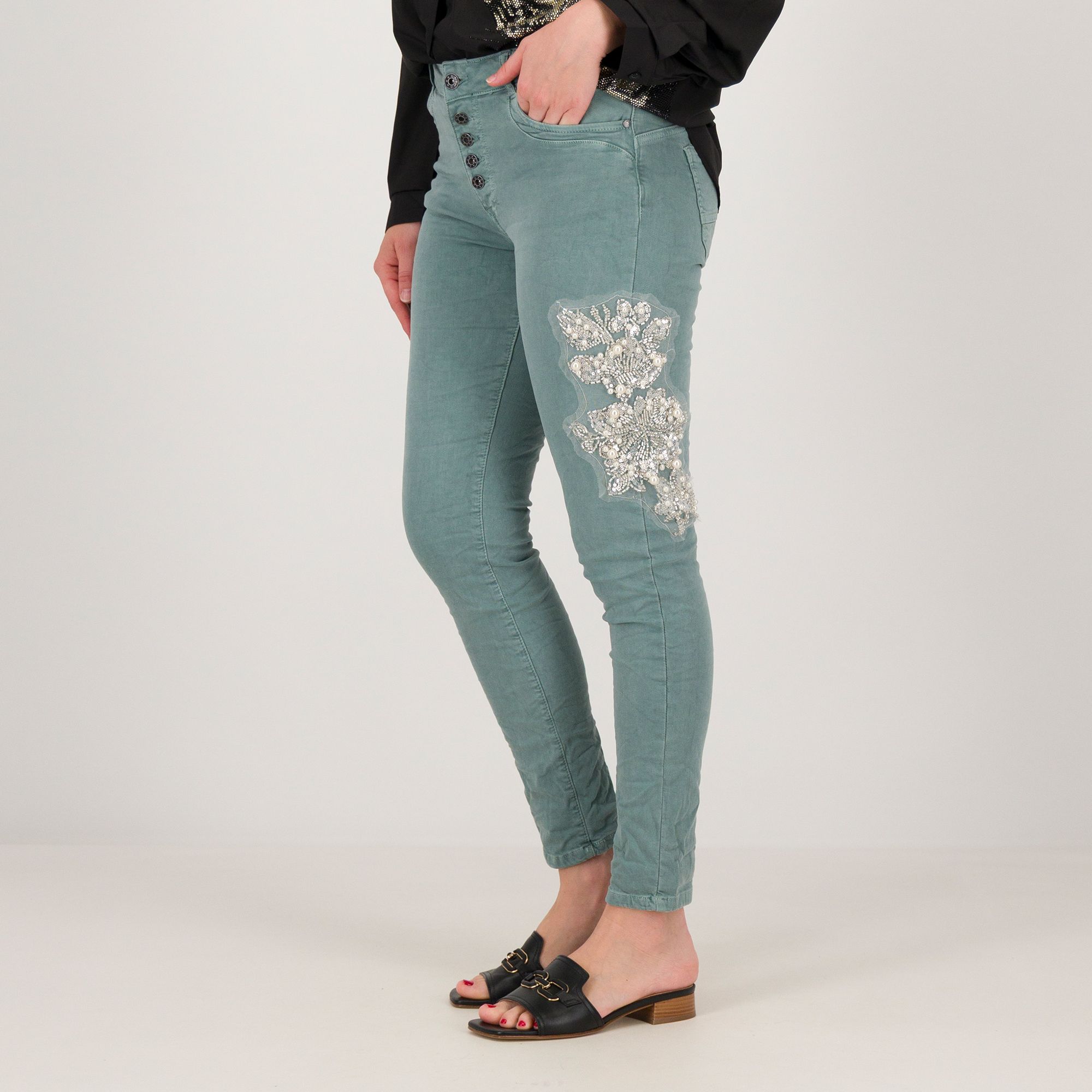 Stefano Ghilardi
Jeans in cotone
elasticizzato
con fiore ricamato