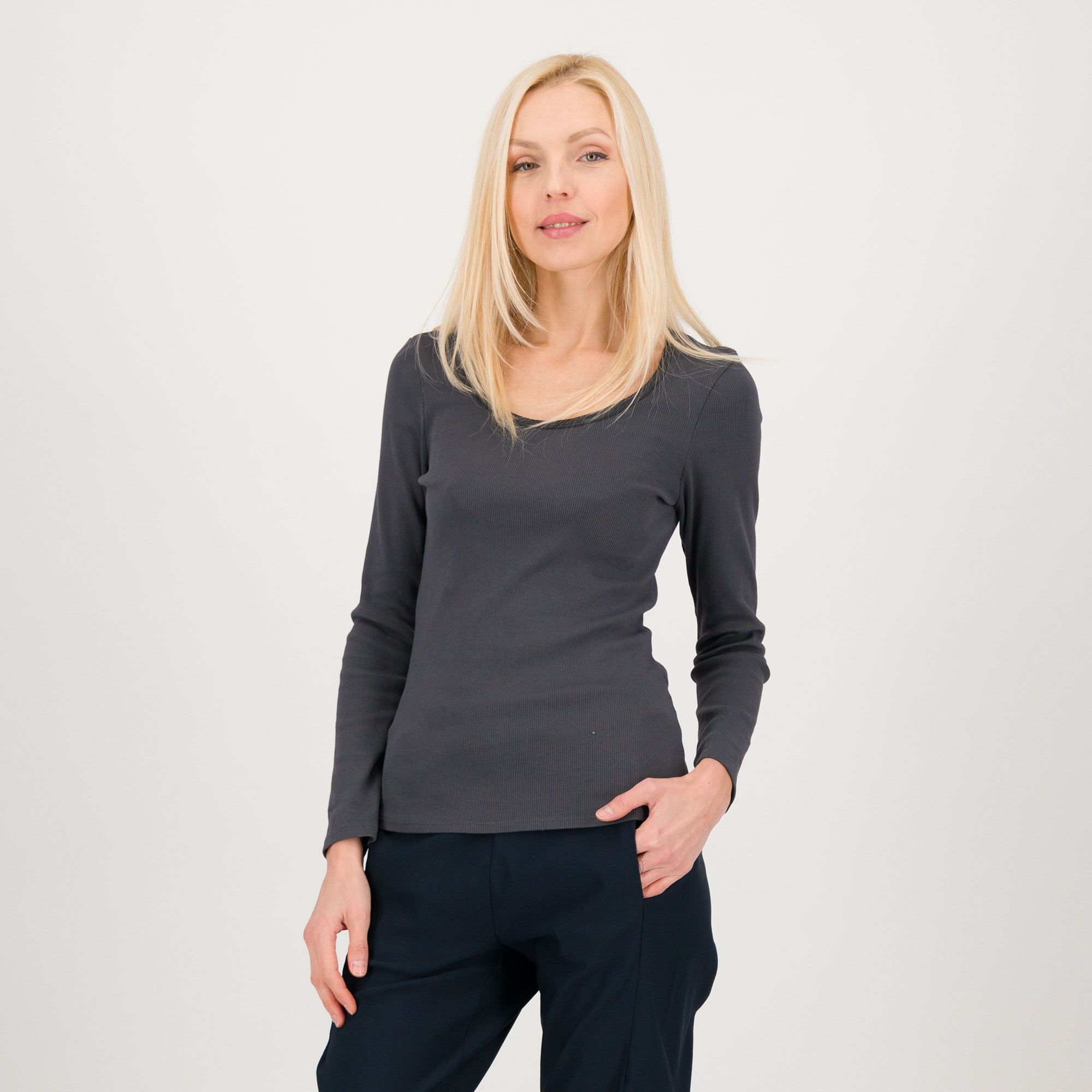 LUCREZIA SCIORTINO
T-shirt a costina
con scollo a Madonna
e bordature in raso