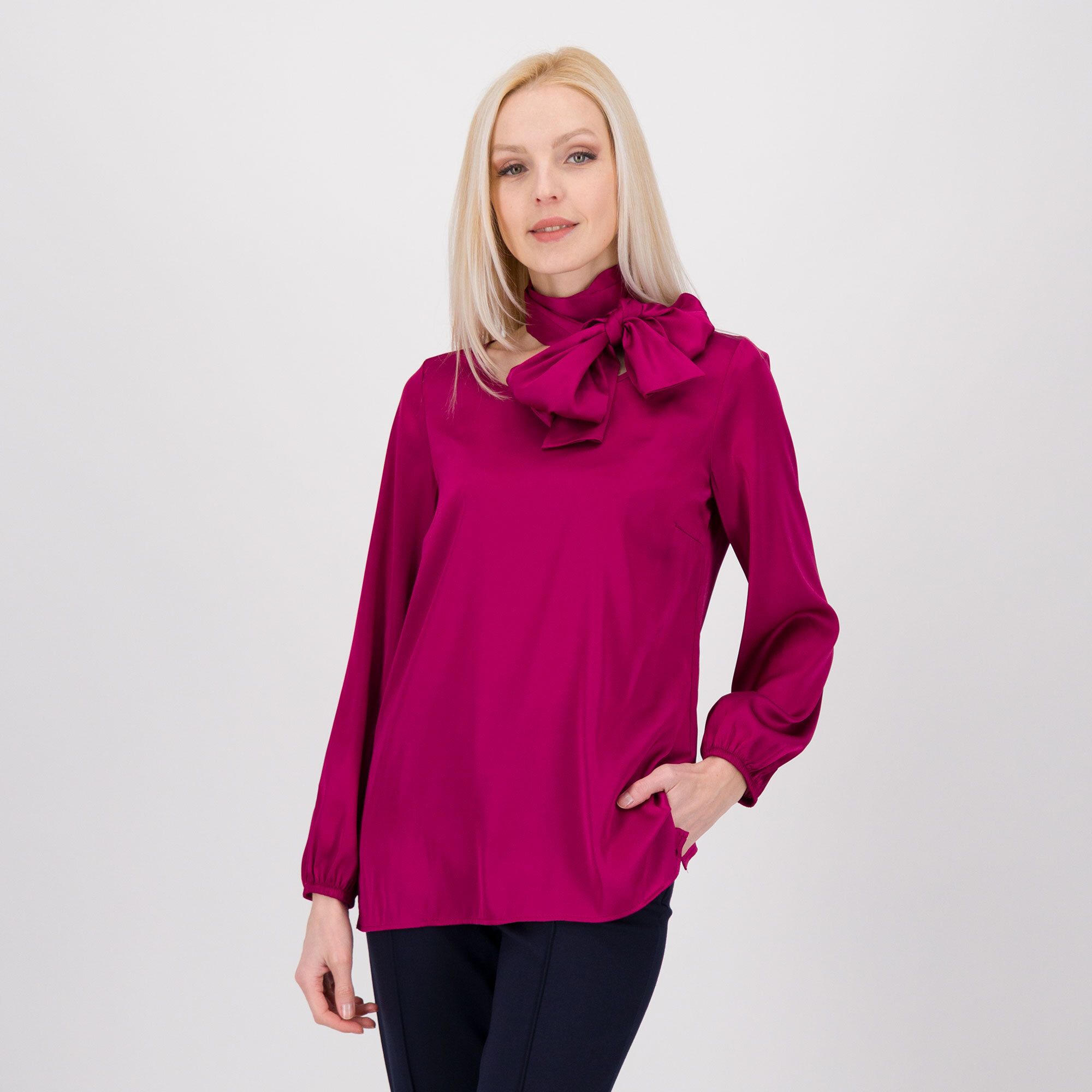 Caterina Lancini
Maglia in raso a
maniche lunghe con
sciarpina