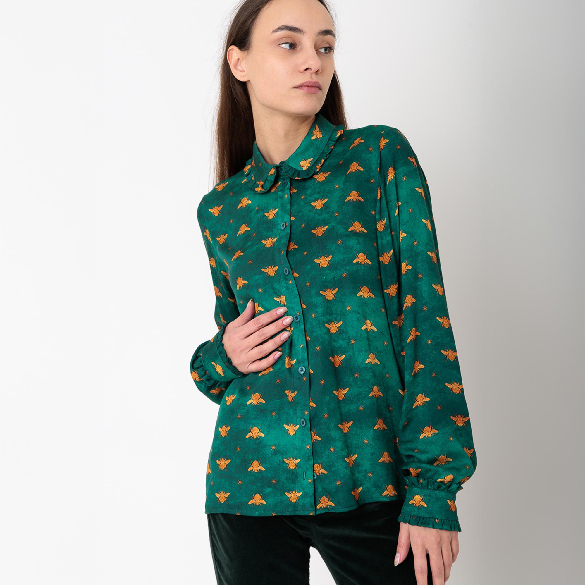 Rebeka Ross
Camicia in viscosa
fantasia con volant
maniche lunghe