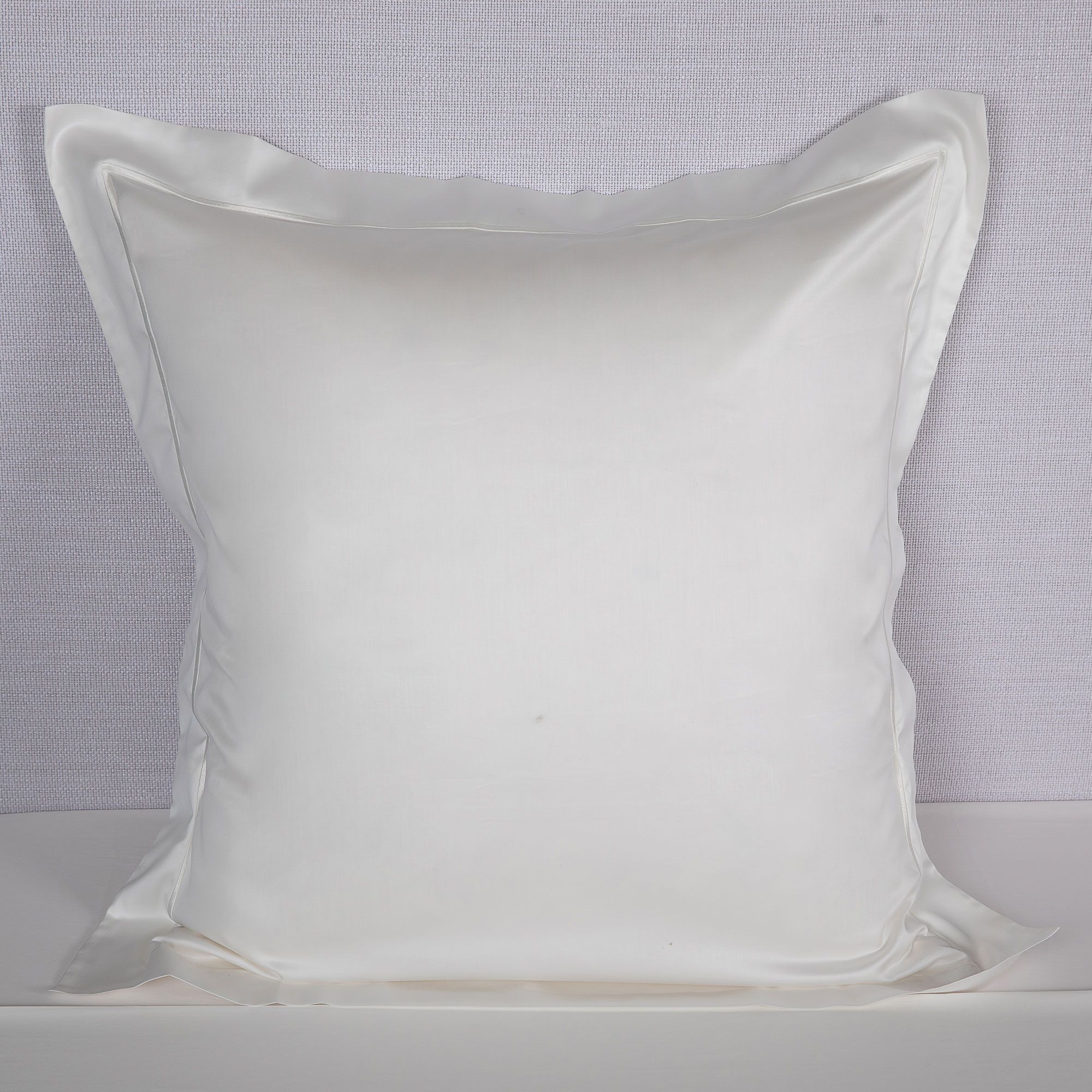 Ferò
Federa arredo Giza
in raso 700 TC
4 volani (45x45 cm)