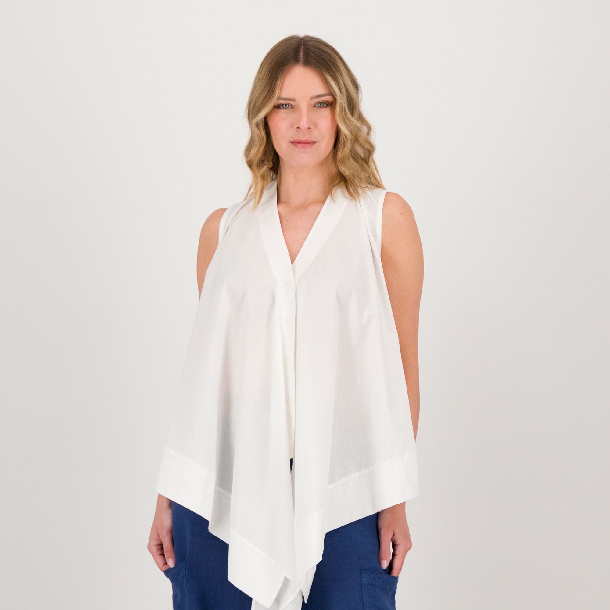 Rebeka Ross
Camicia smanicata
in cotone
con orlo asimmetrico