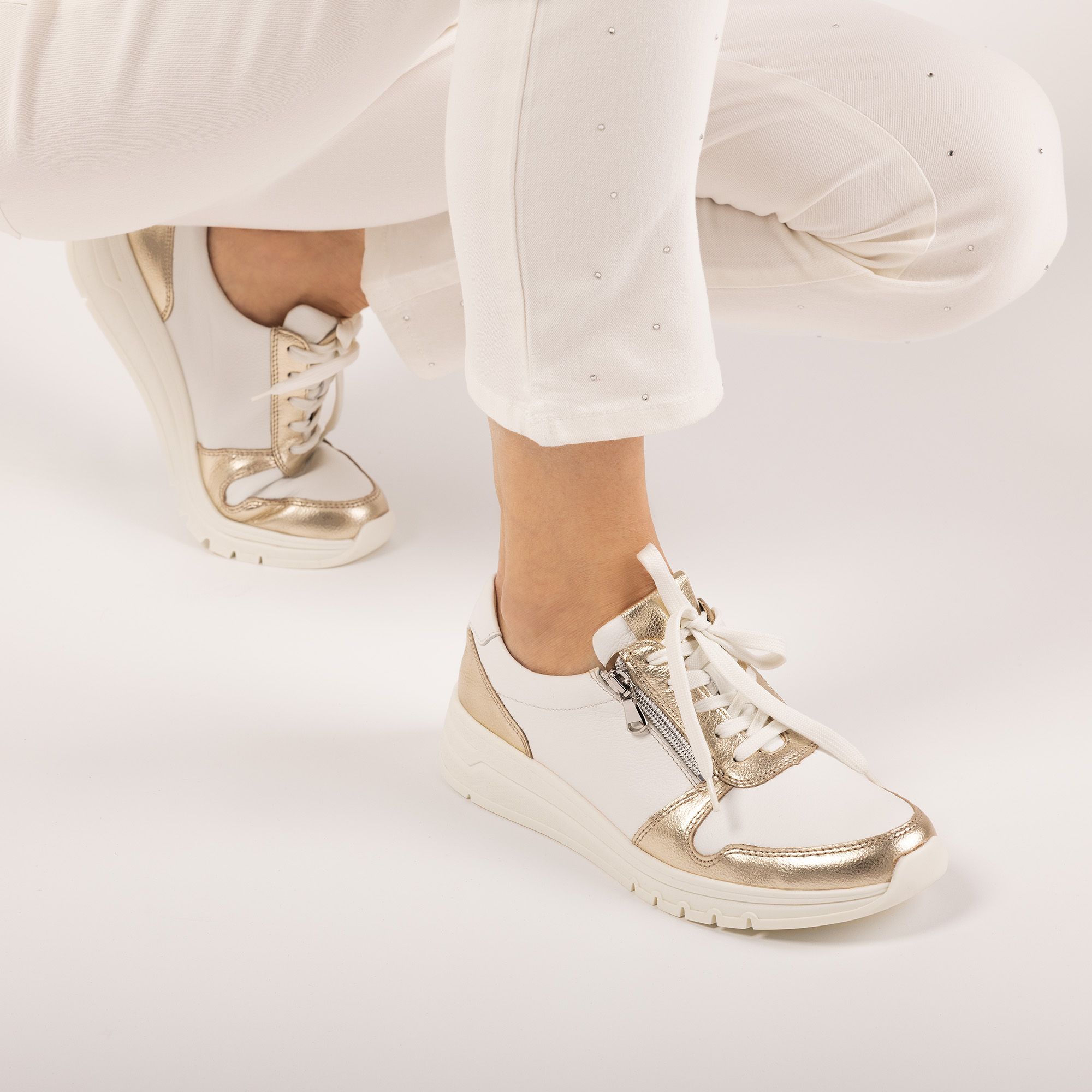Vitaform
Sneaker in pelle con
inserti a contrasto
e suola 3,5 cm