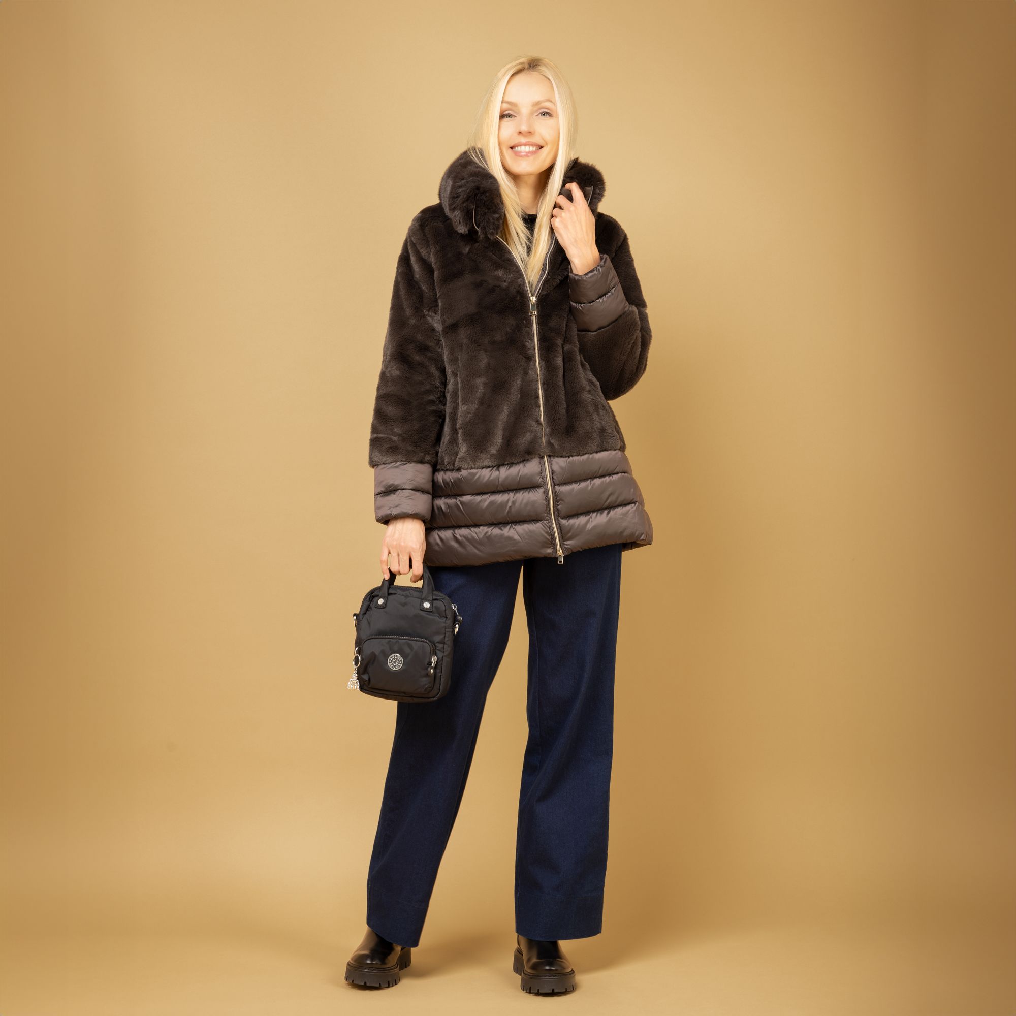 Neropale
Giacca imbottita
in nylon cangiante
e pelo sintetico