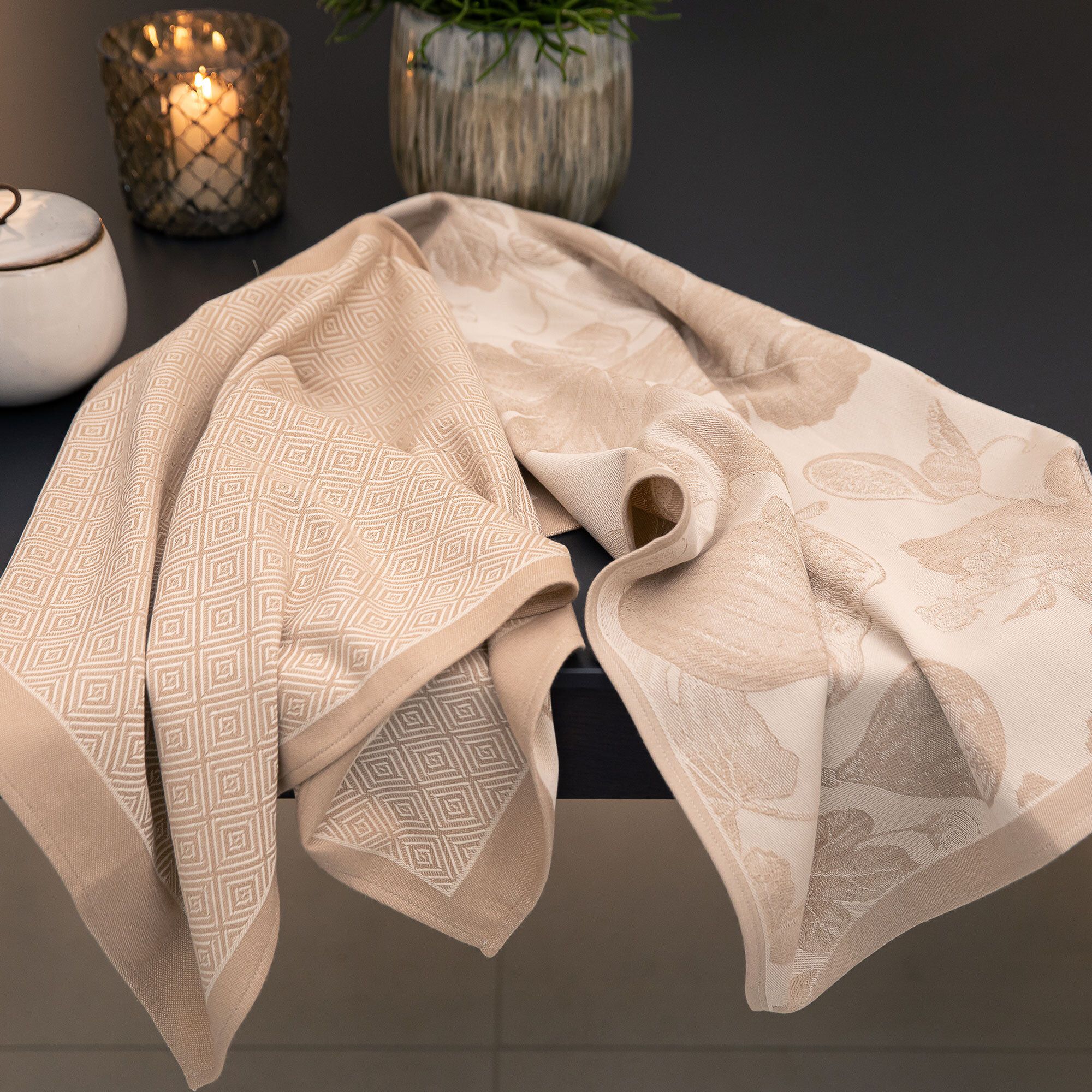 Ferò
Set 2 Asciugapiatti
Quintessenza jacquard
100%cotone tinto filo
