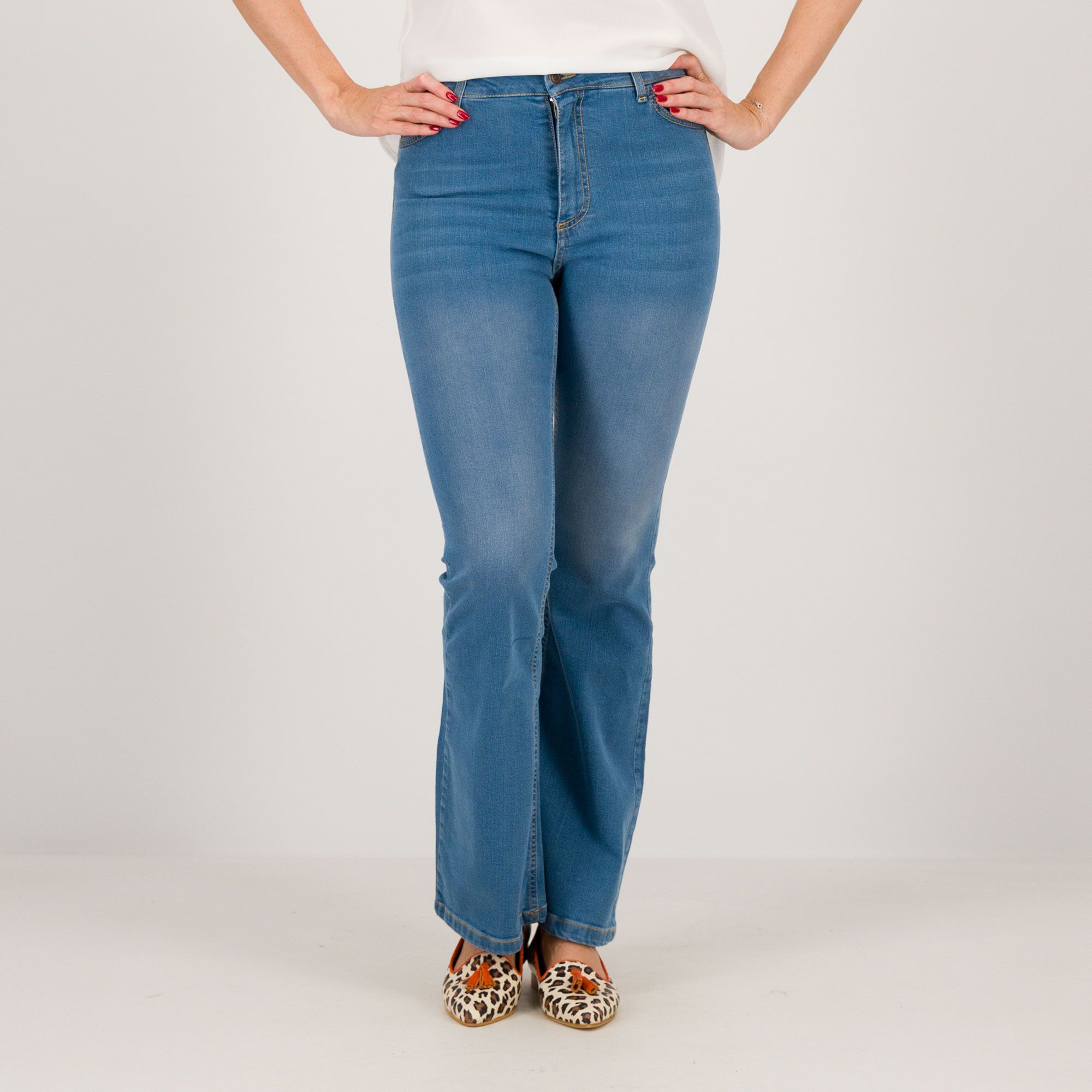 Mood Atelier
Jeans bootcut
in cotone
con tasche