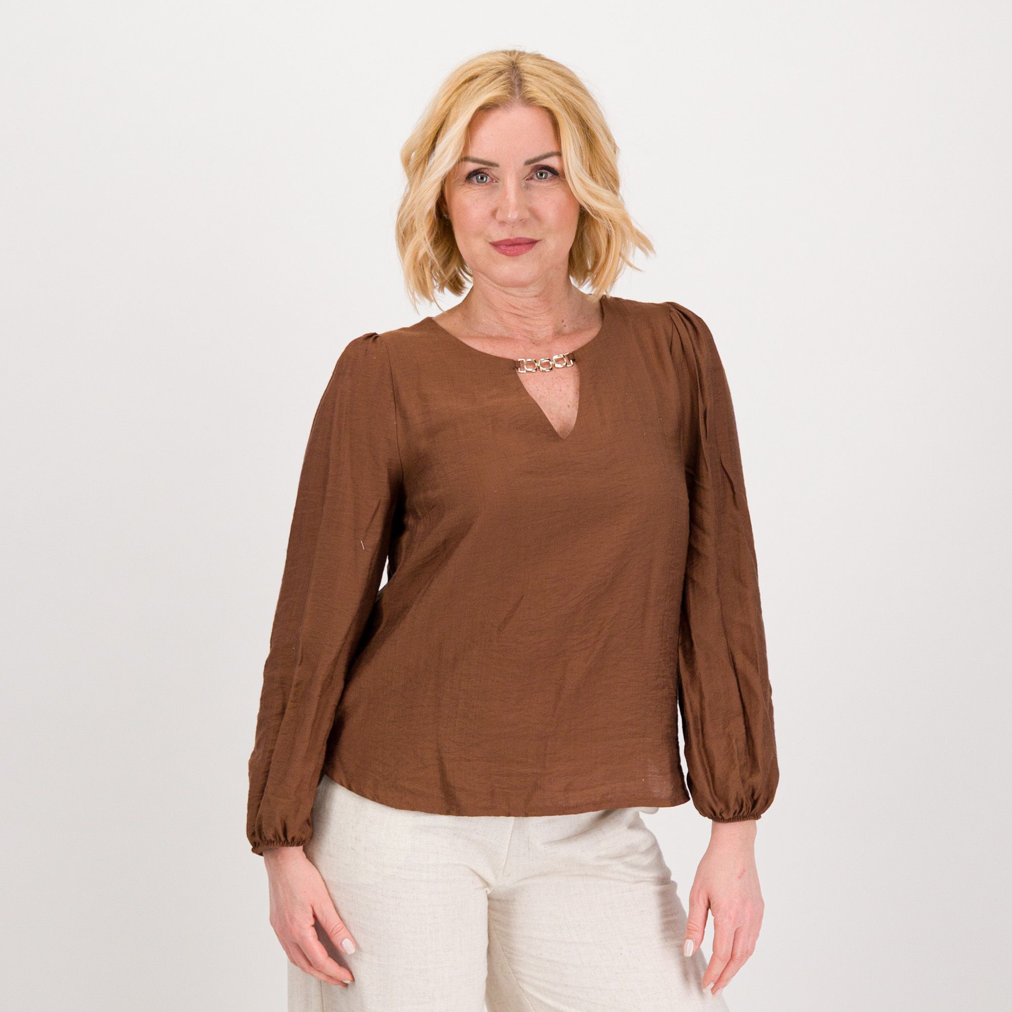 SottoMarino
Maglia maniche lunghe
in viscosa goffrata
fibbia allo scollo
