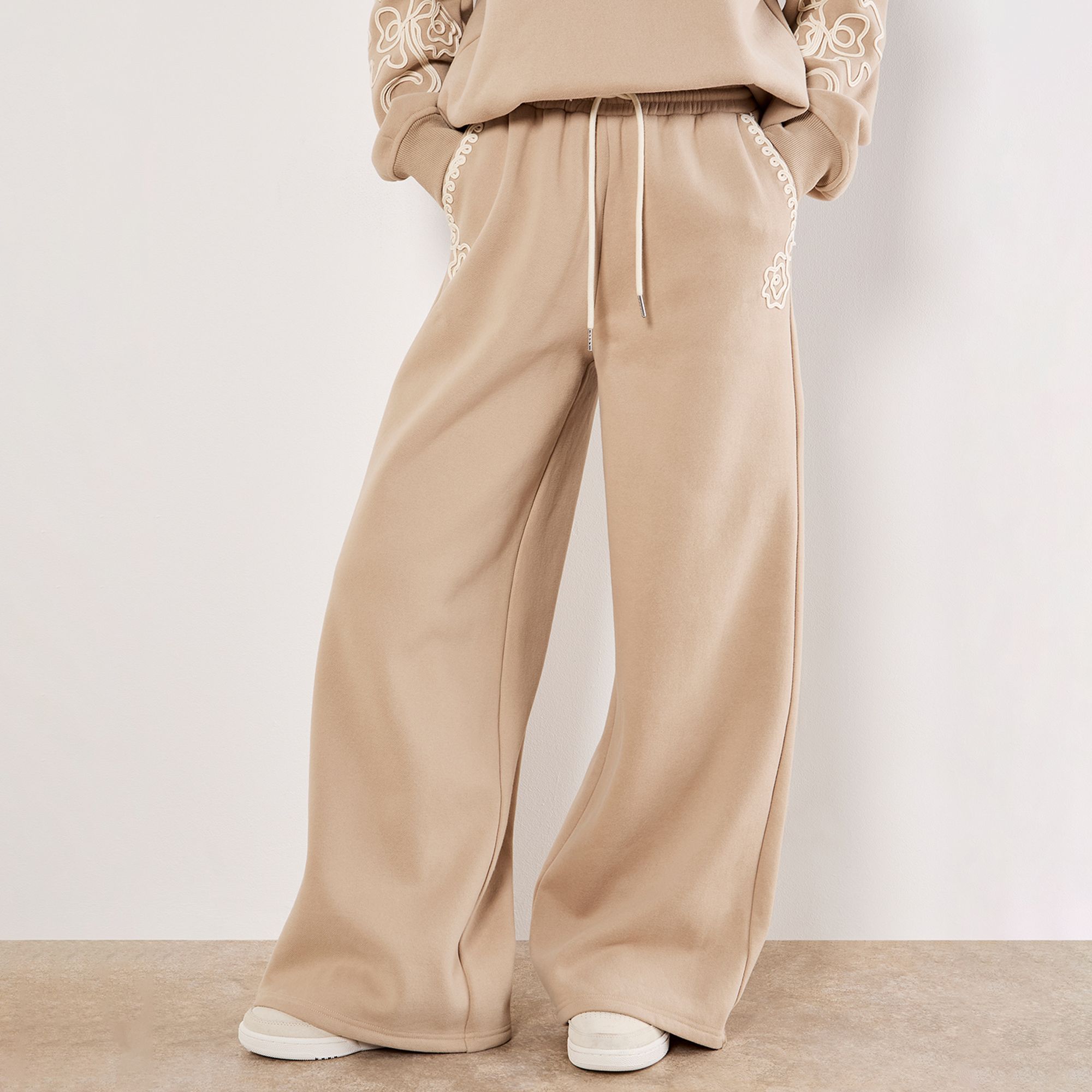 Apricot
Pantaloni ampi
in felpa