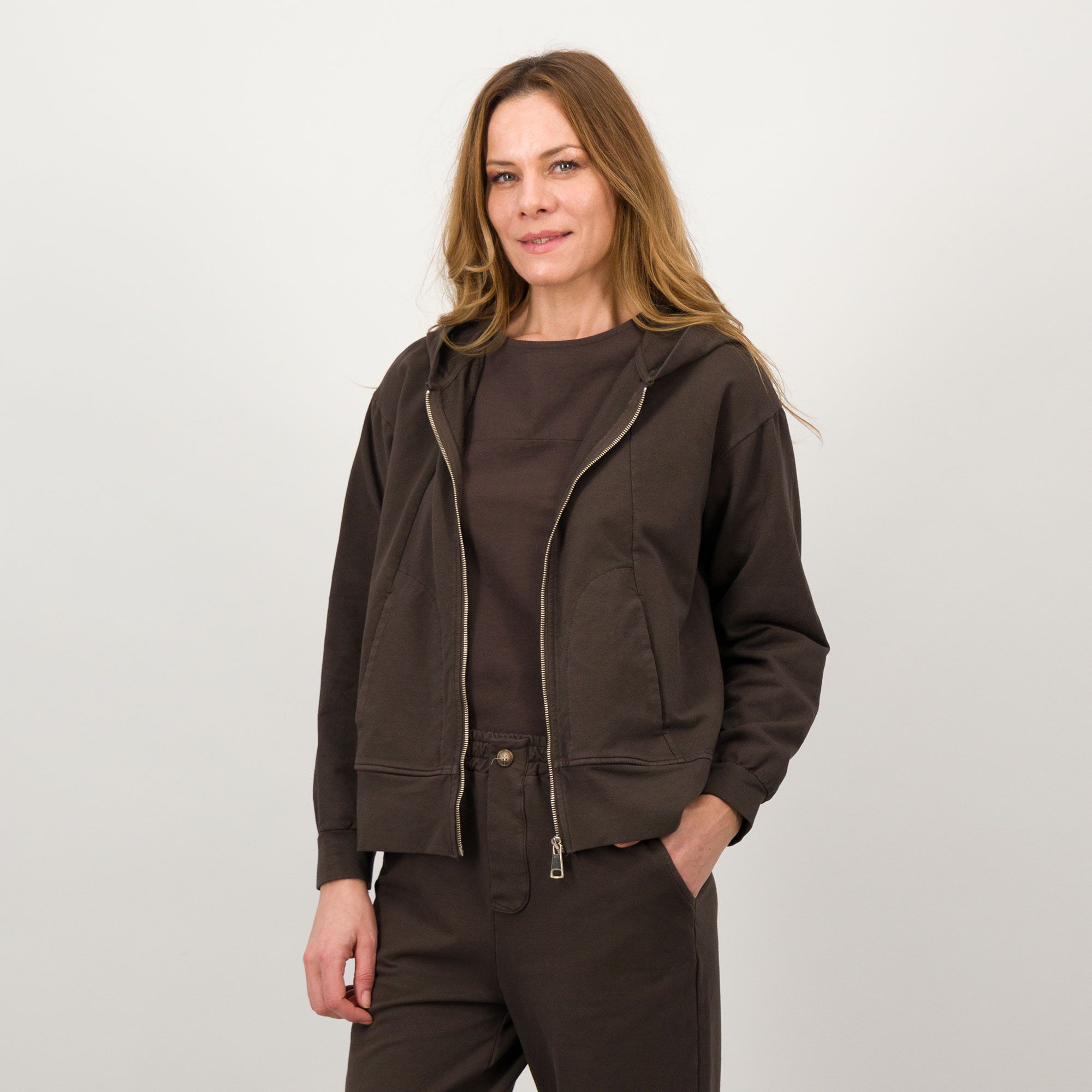 LUCREZIA SCIORTINO
Giubbino in felpa
di cotone stretch
con cappuccio e zip