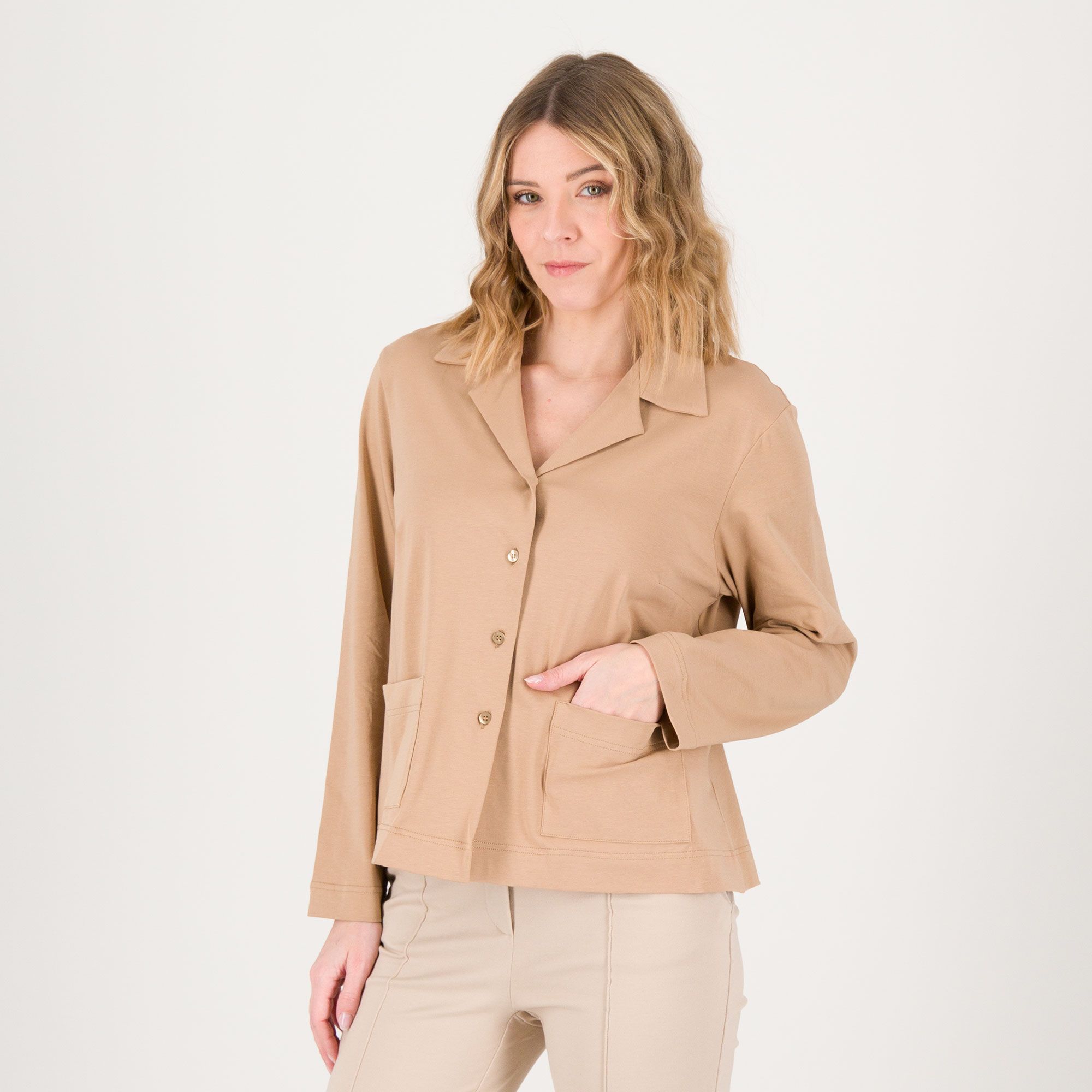 Caterina Lancini
Camicia in jersey
di cotone stretch
con collo rever