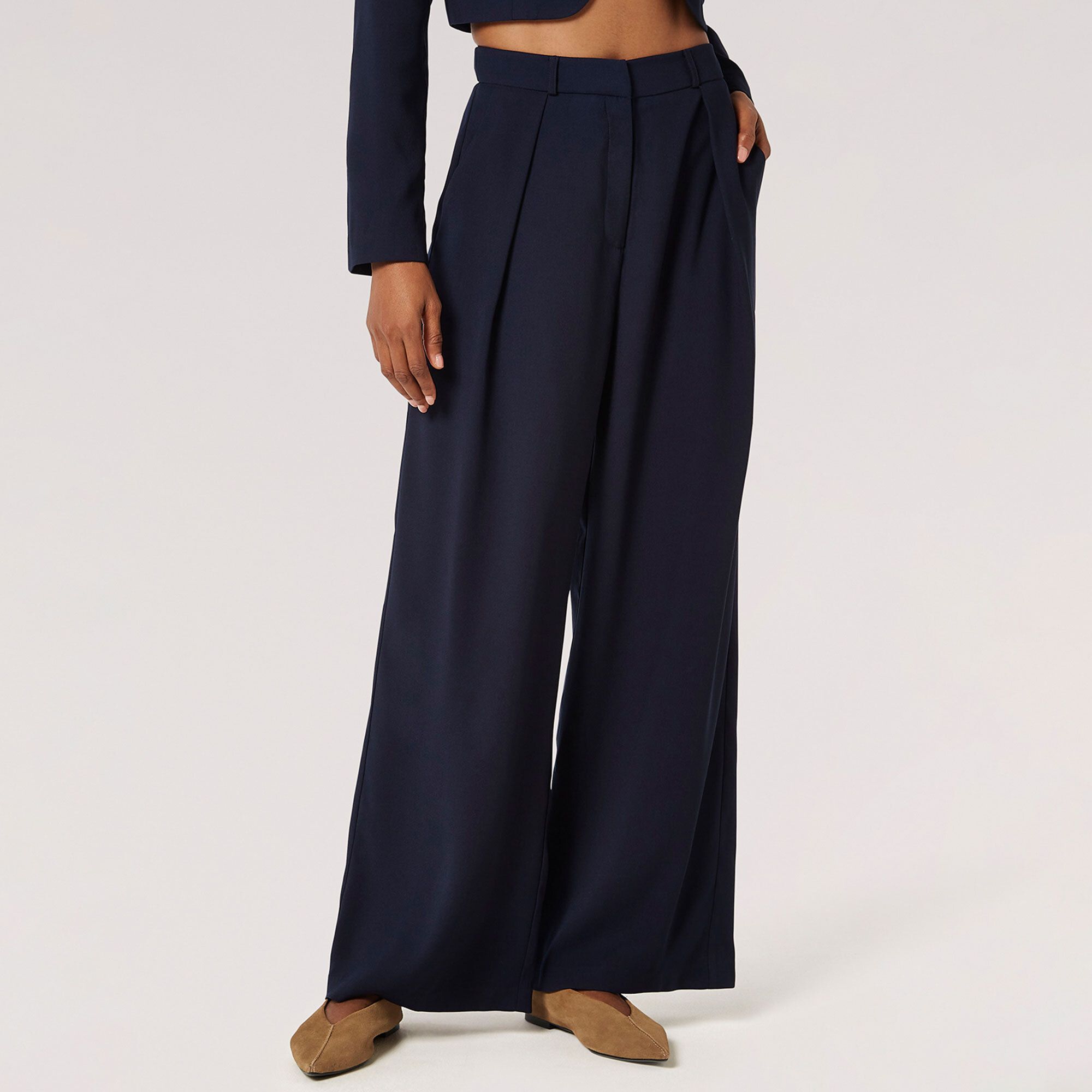 APRICOT
Pantaloni lunghi
vita alta con 
piega frontale
