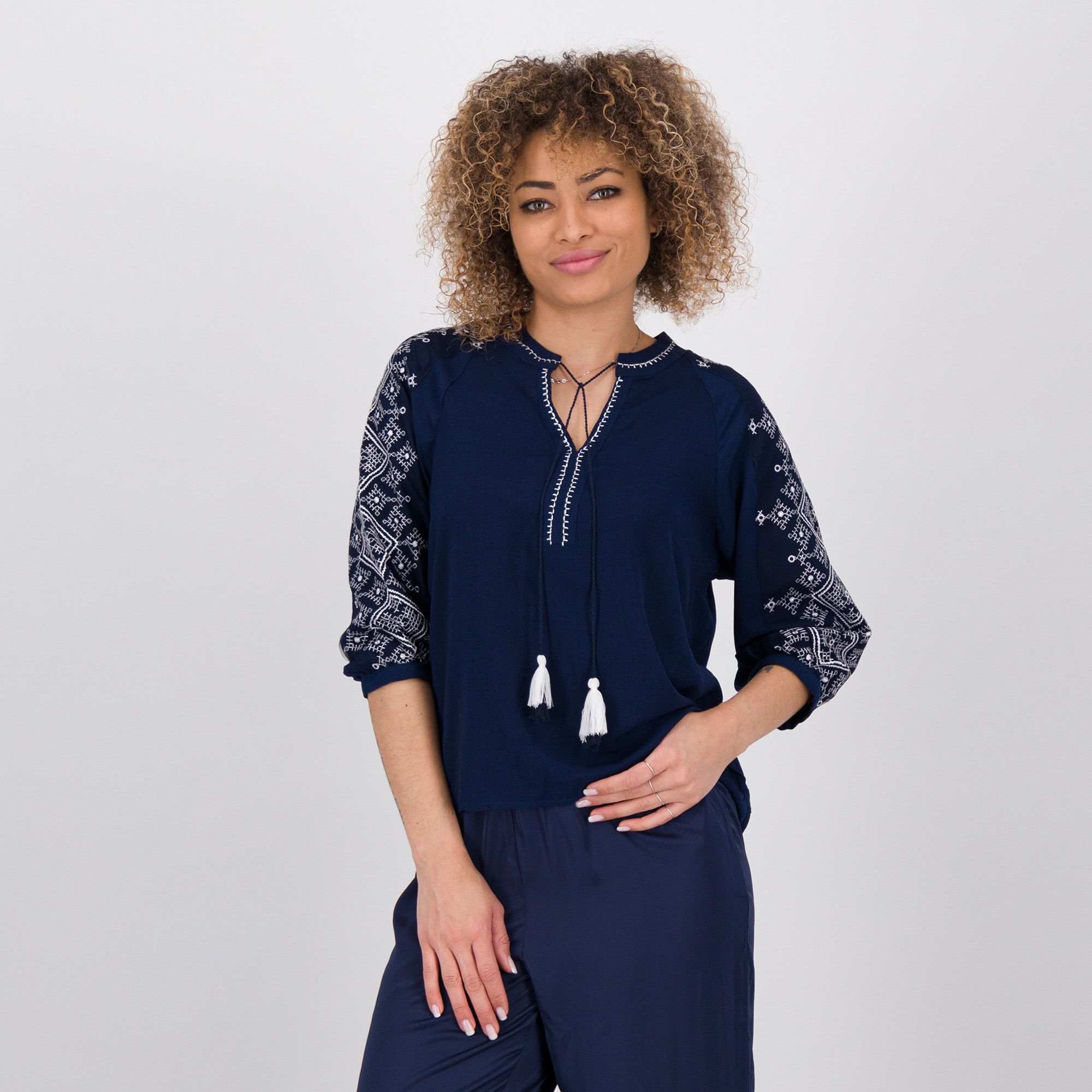 PARKER & ROWE
Blusa in crêpe
a maniche lunghe
con ricamo