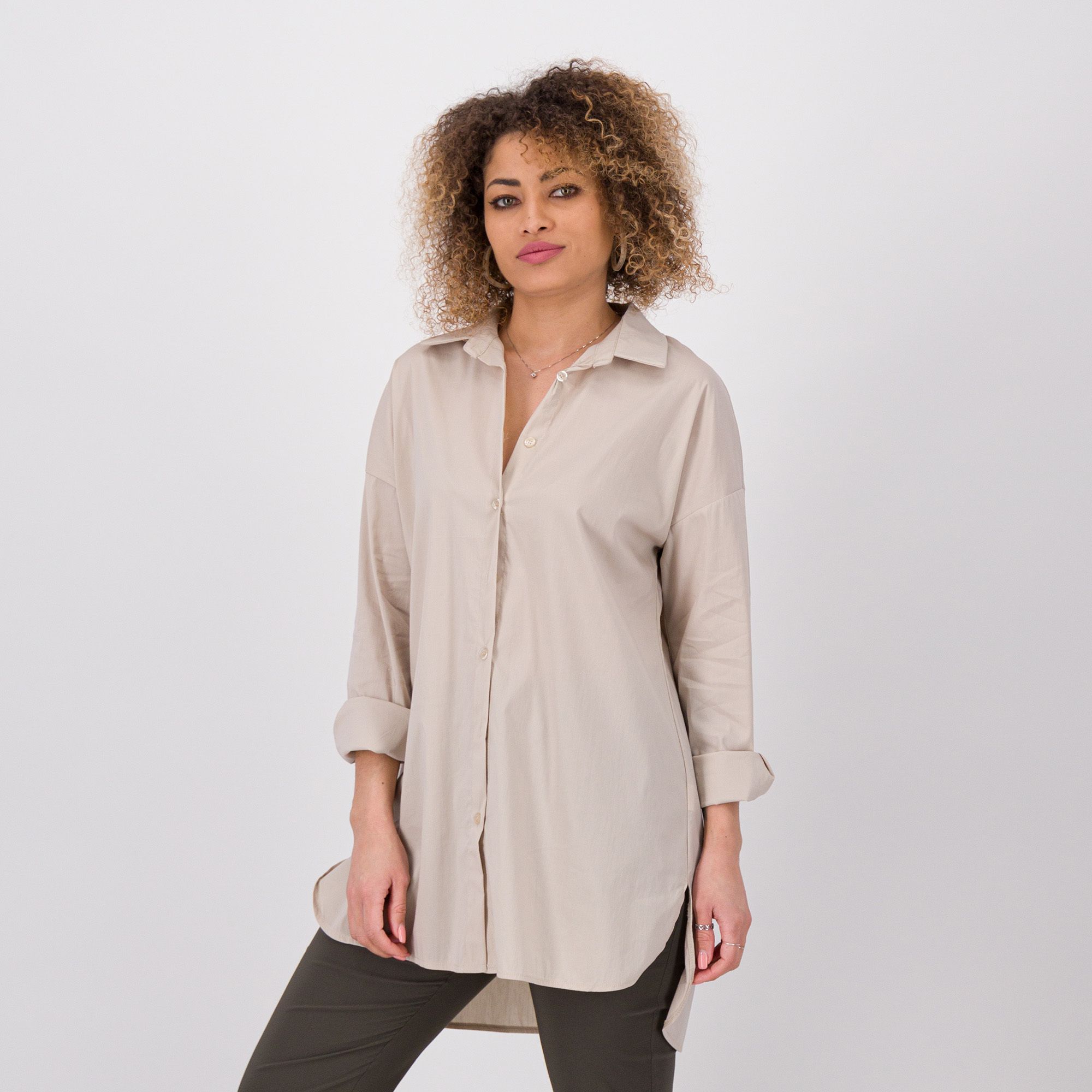 LUCREZIA SCIORTINO
Camicia lunga
in popeline di 
cotone con spacchi