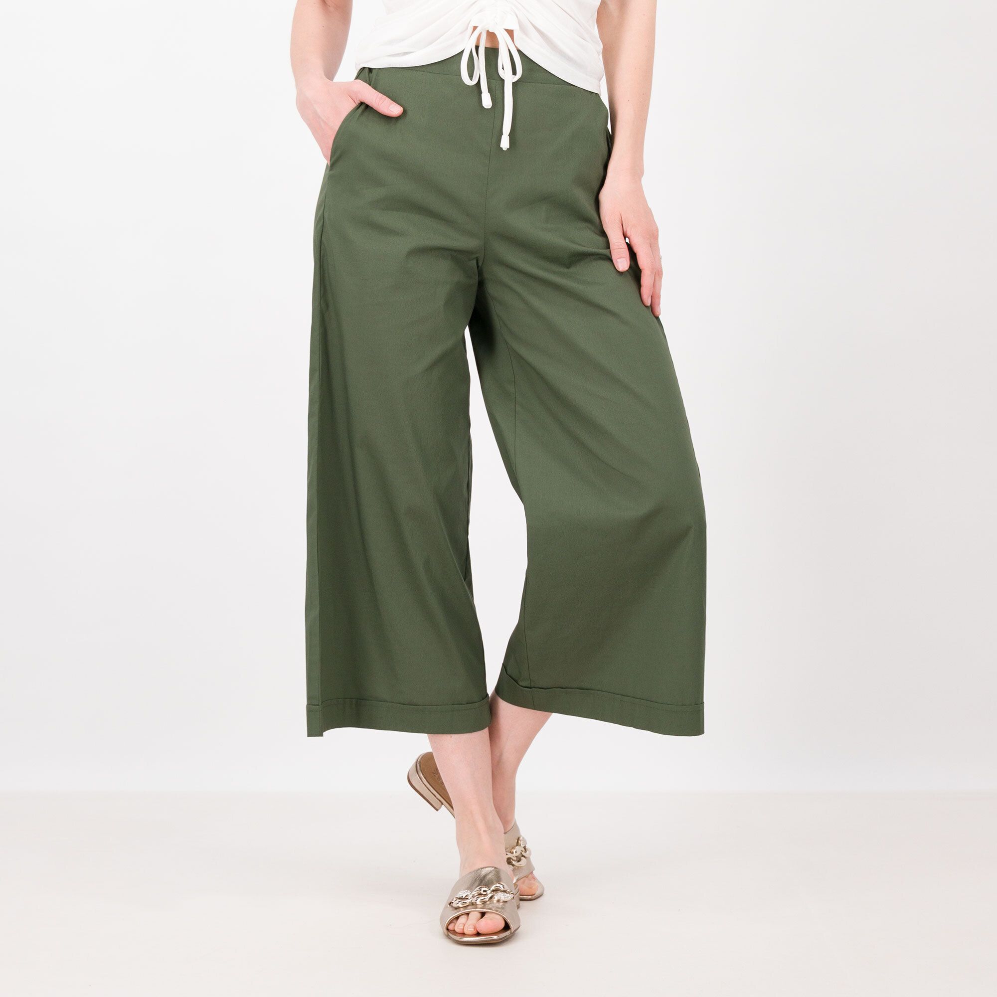 Officina della Moda
Pantaloni cropped
Tela cotone stretch
Tasche alla francese
Made in Italy