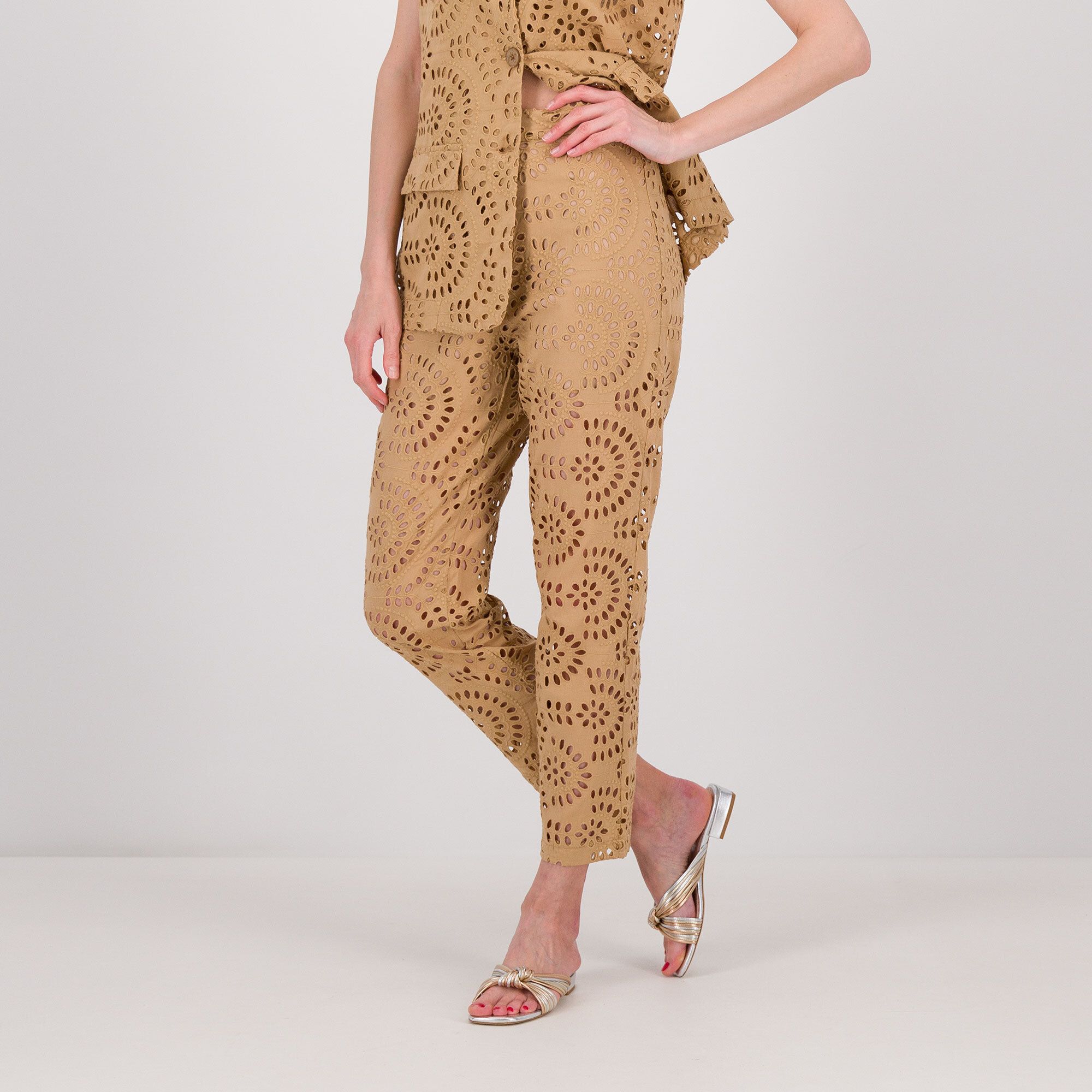 REBEKA ROSS
Pantaloni a carota
in Sangallo di
cotone