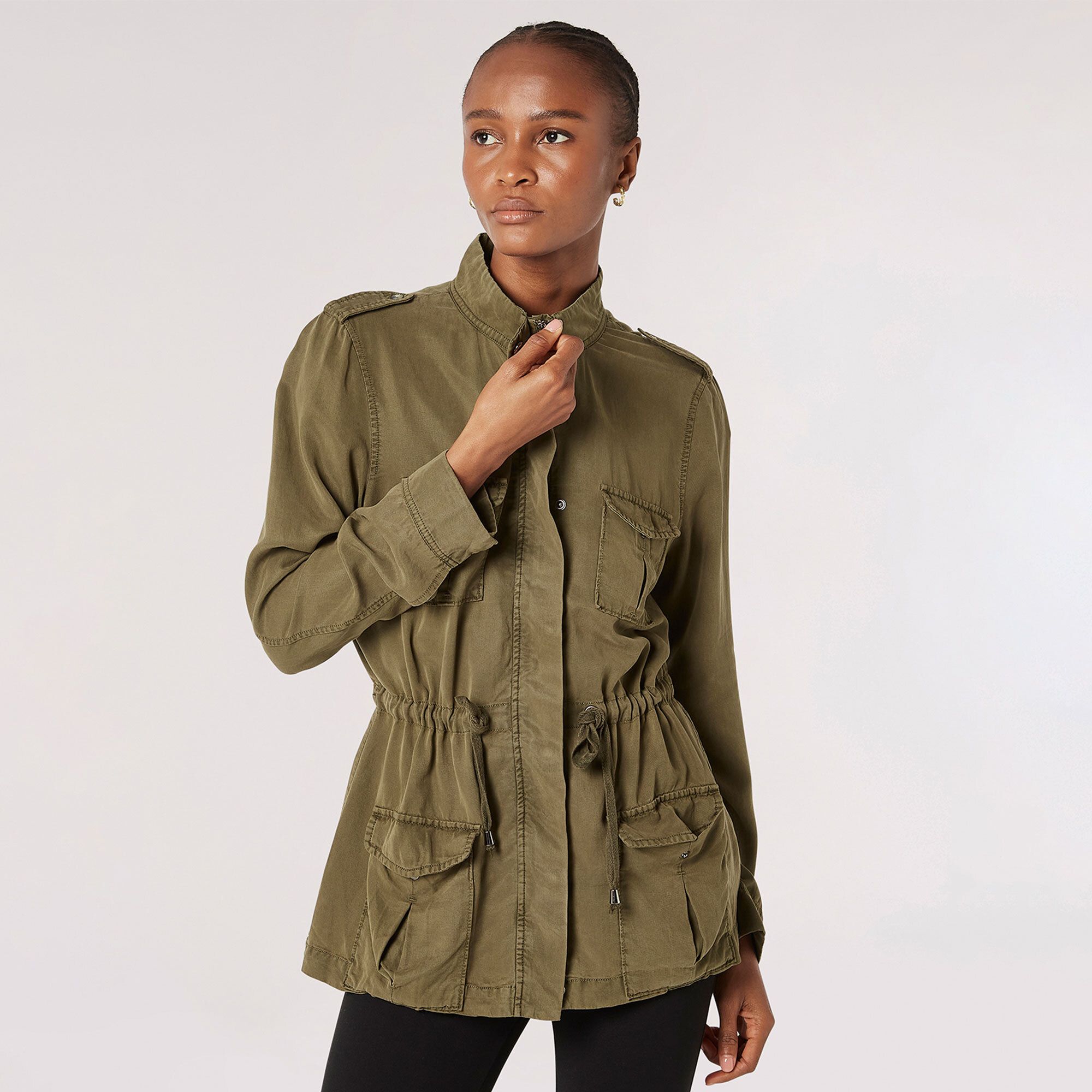 APRICOT
Giacca tipo sahariana
in twill con coulisse
in vita