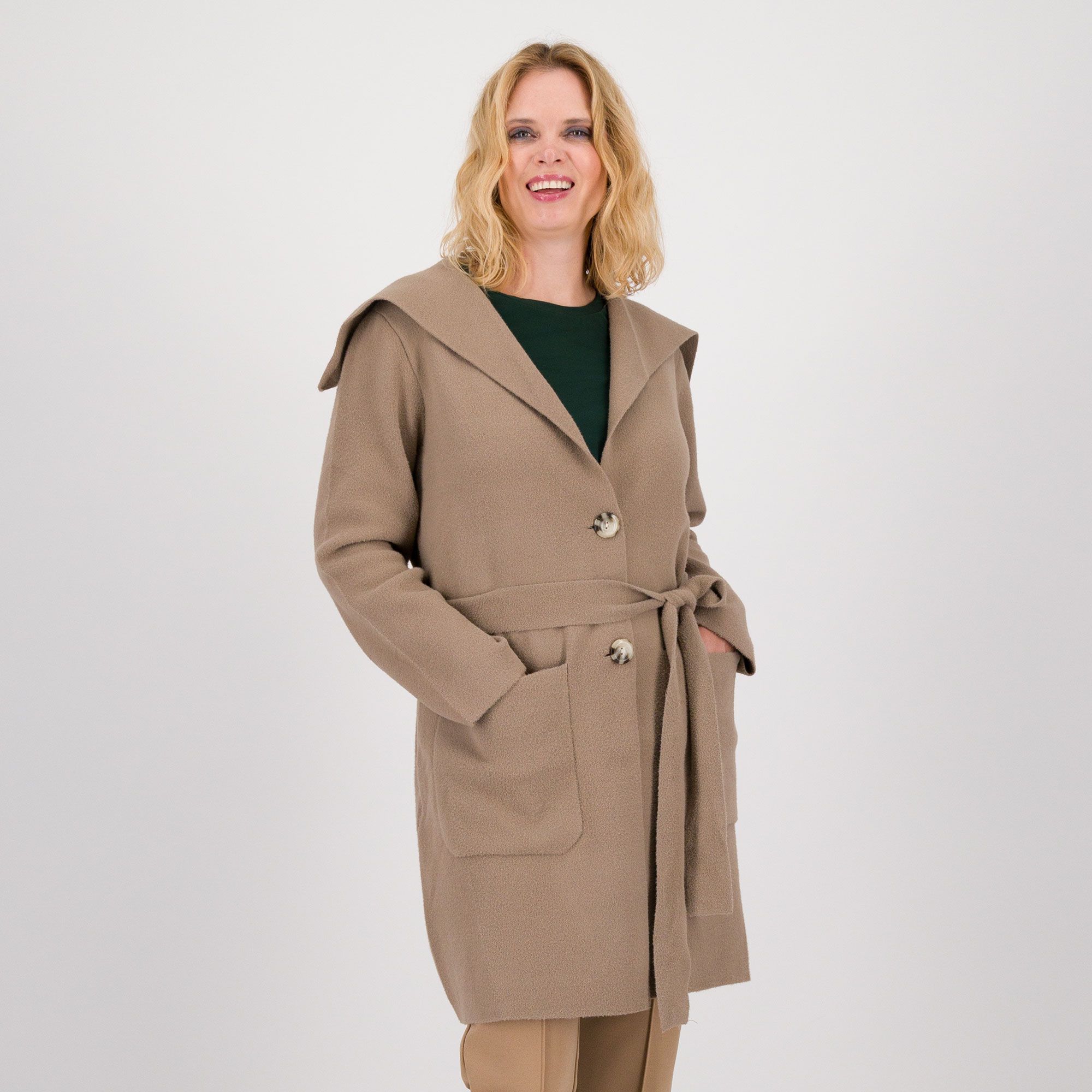 Nina Leonard
Coatigan con cintura
e maniche lunghe