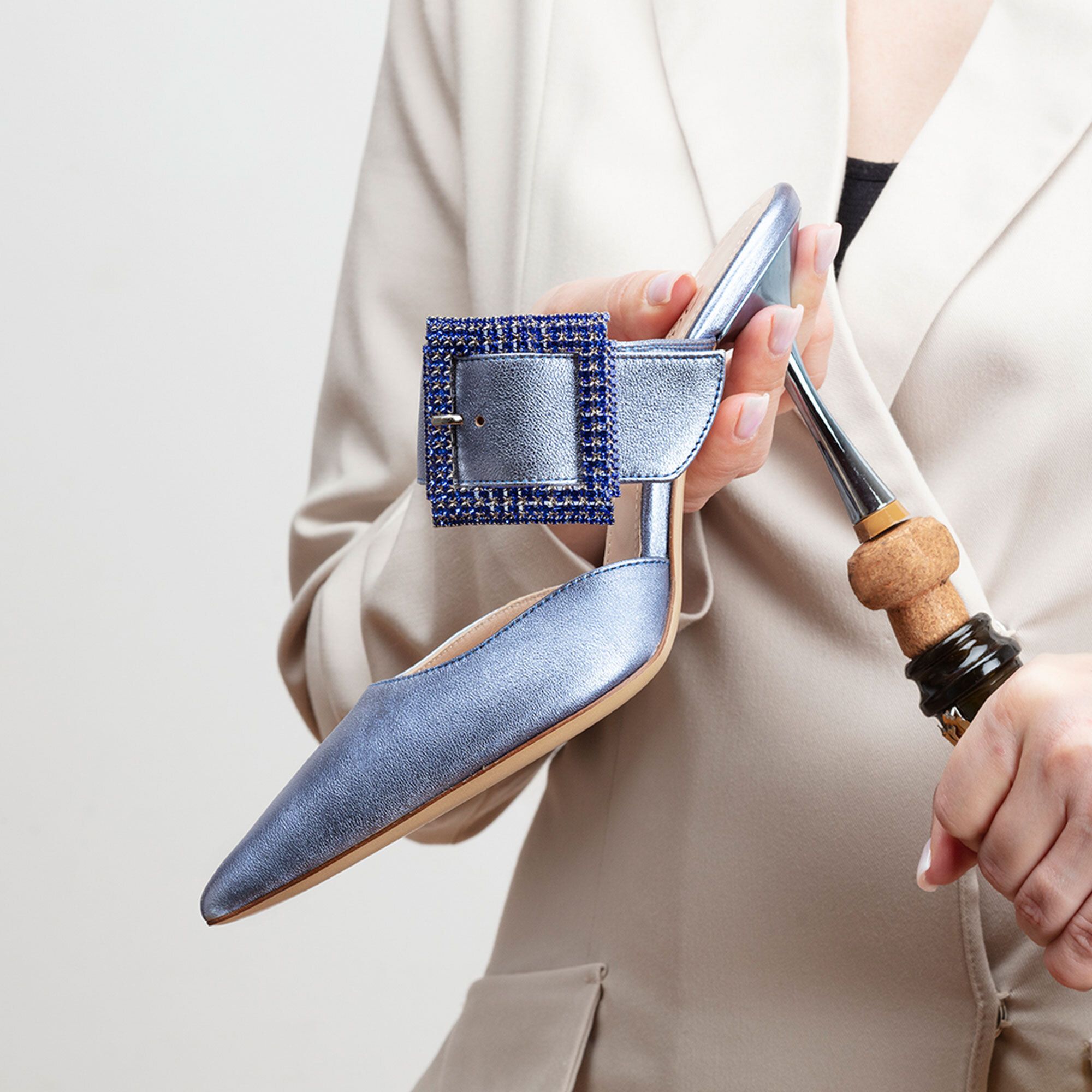 Galieti Sabot in pelle laminata con fascia e maxi fibbia strass