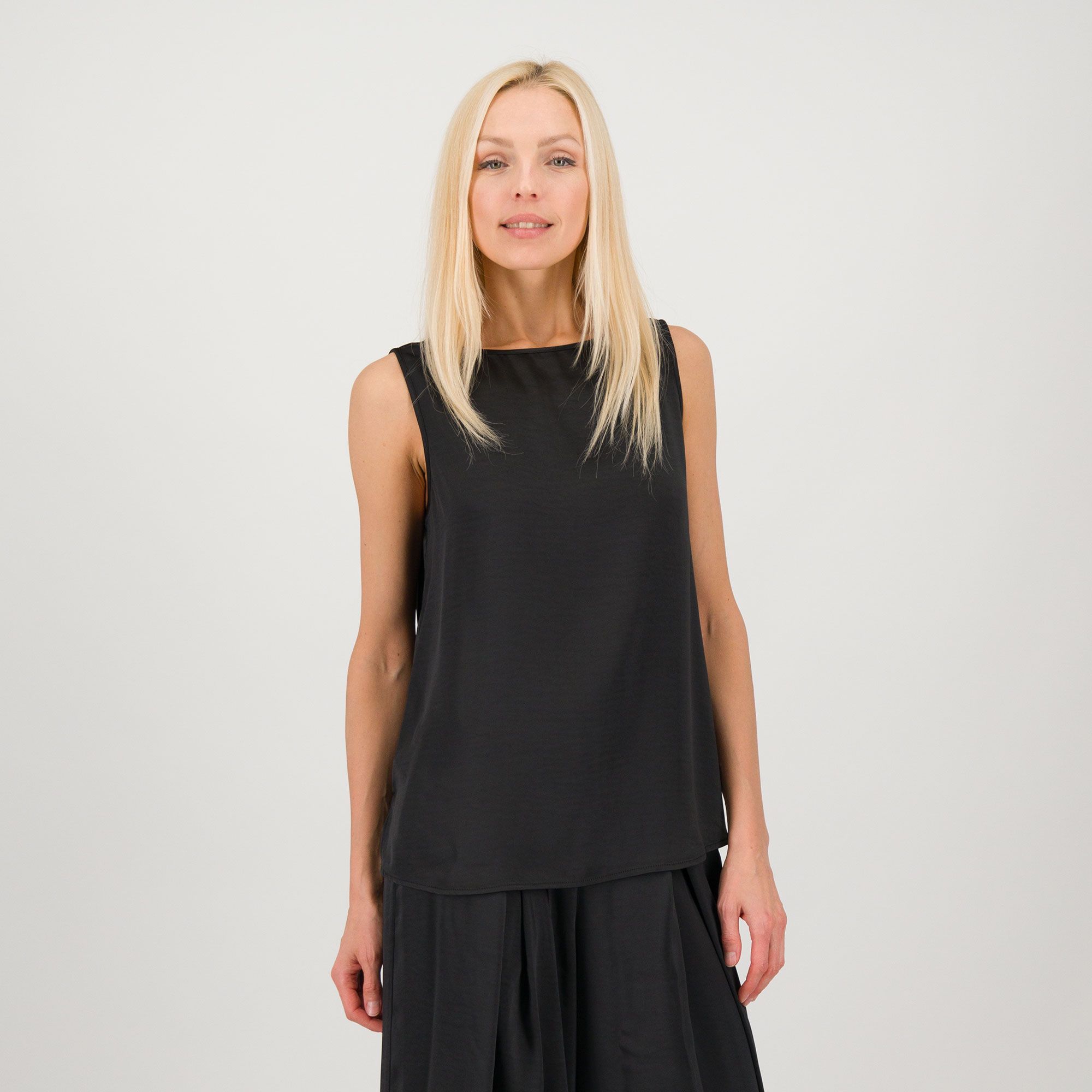 Wynne Layers
Top smanicato
in raso martellato
con spacchetti