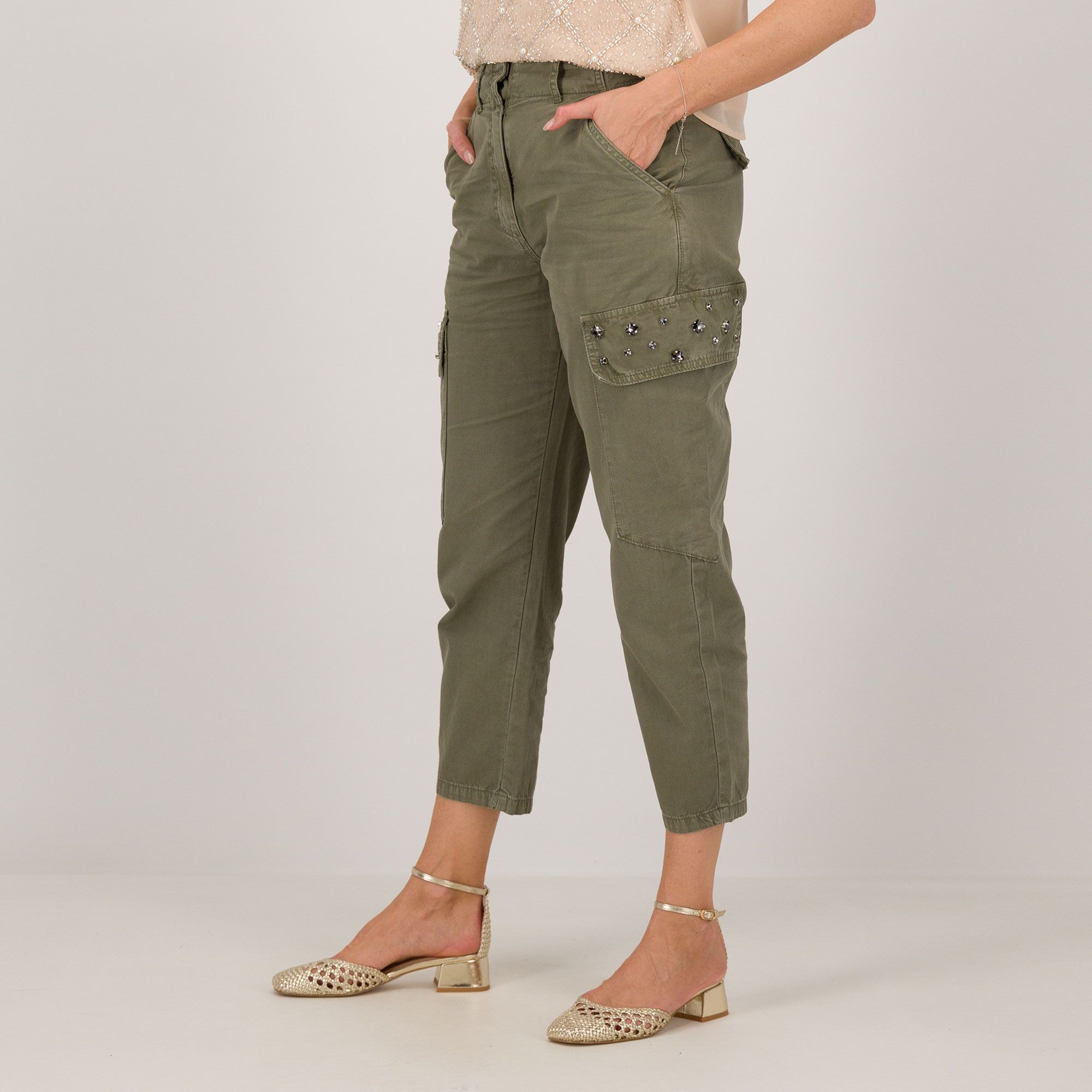 oltre
Pantaloni cargo
in cotone a gamba
dritta con tasche