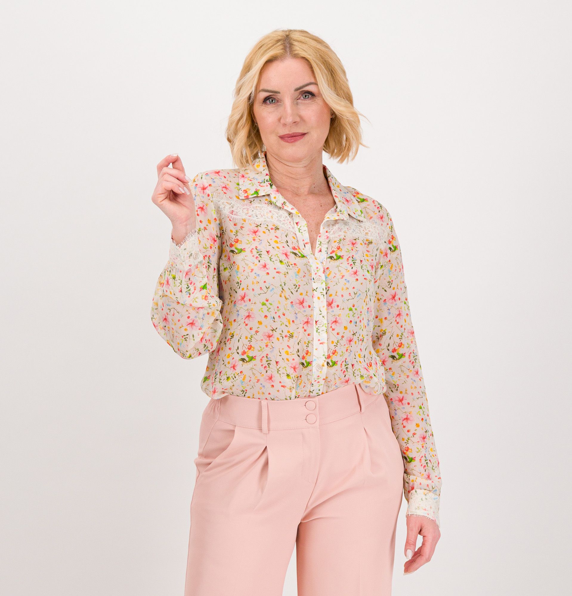 Rebeka Ross
Camicia in georgette
fantasia con dettagli
in pizzo