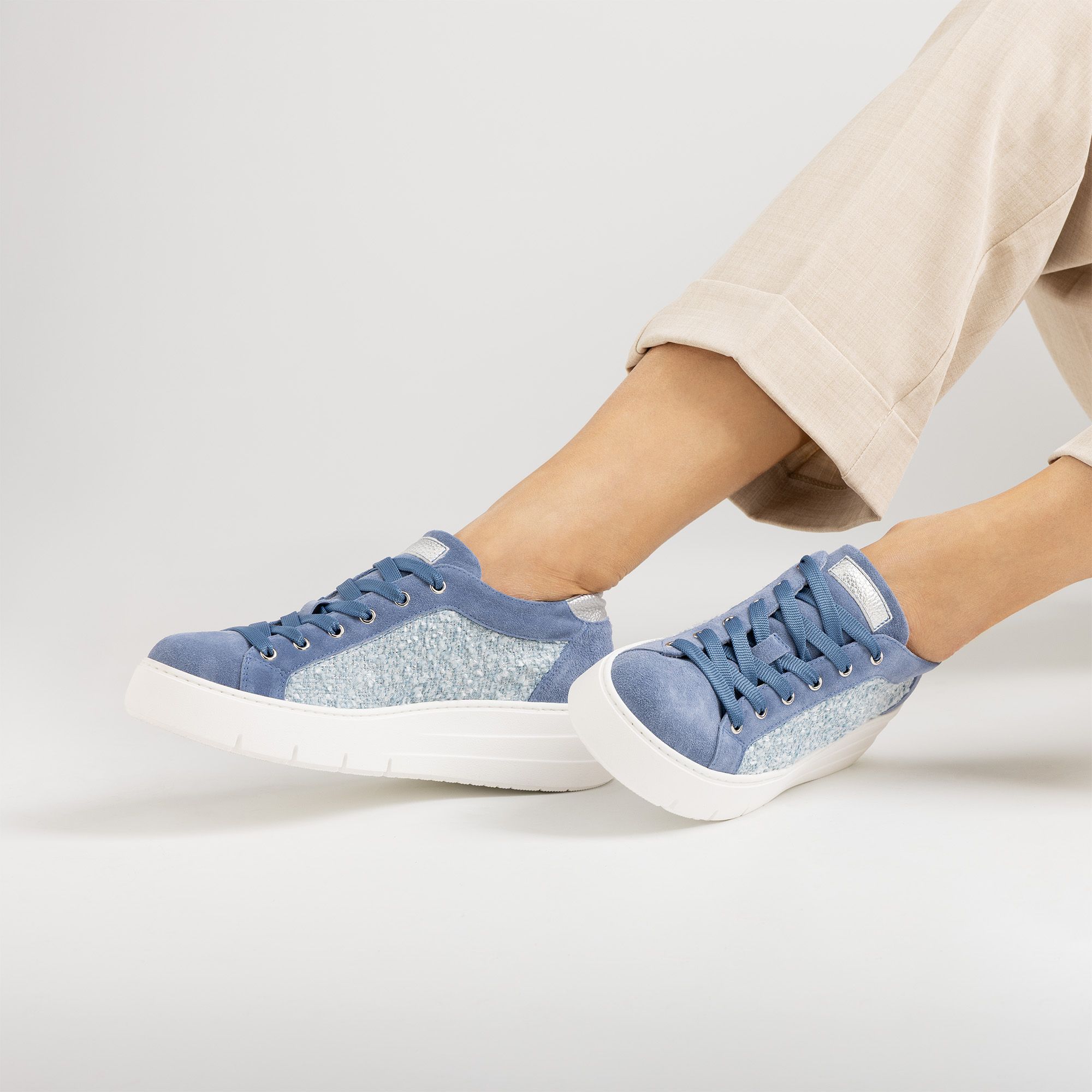Le Serpentini
Sneaker
in pelle scamosciata
dettagli in tessuto