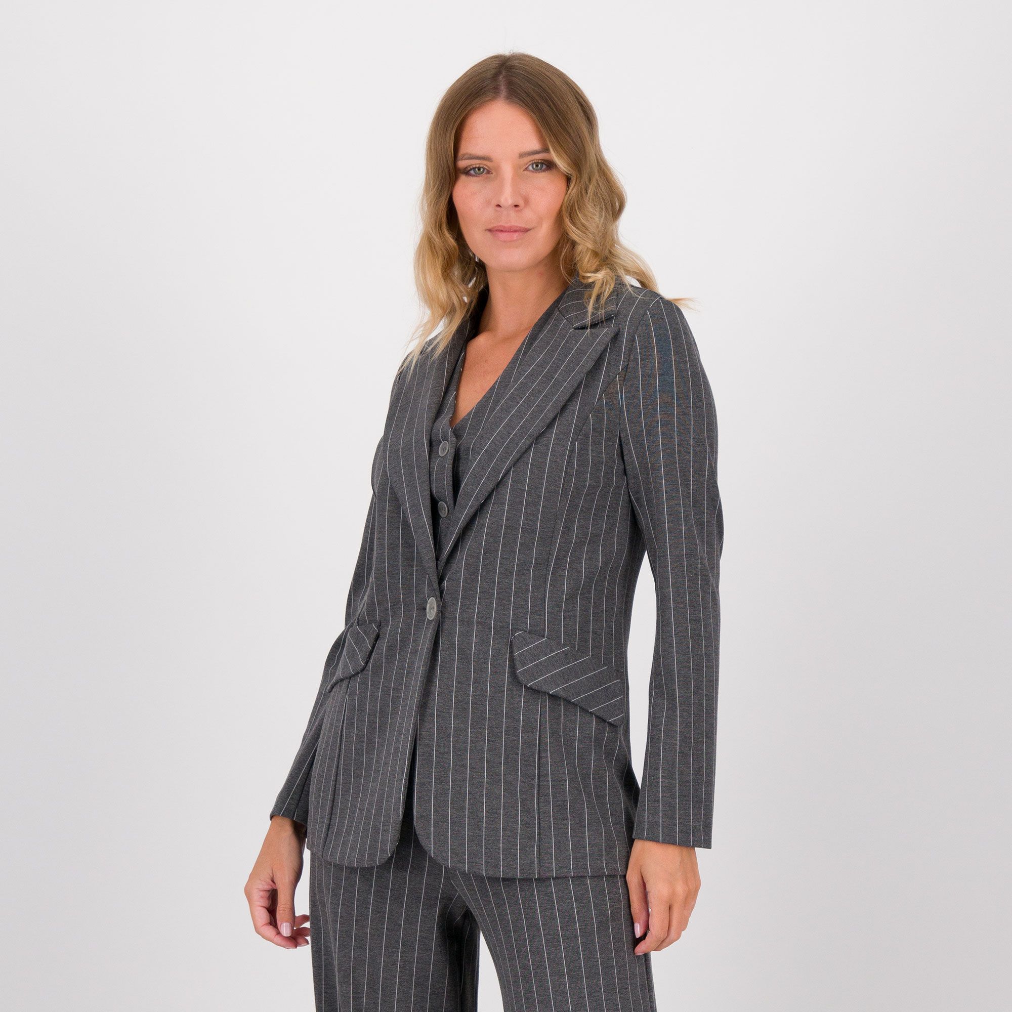 Bianca Della Torre
Blazer gessato
monopetto
con bottone