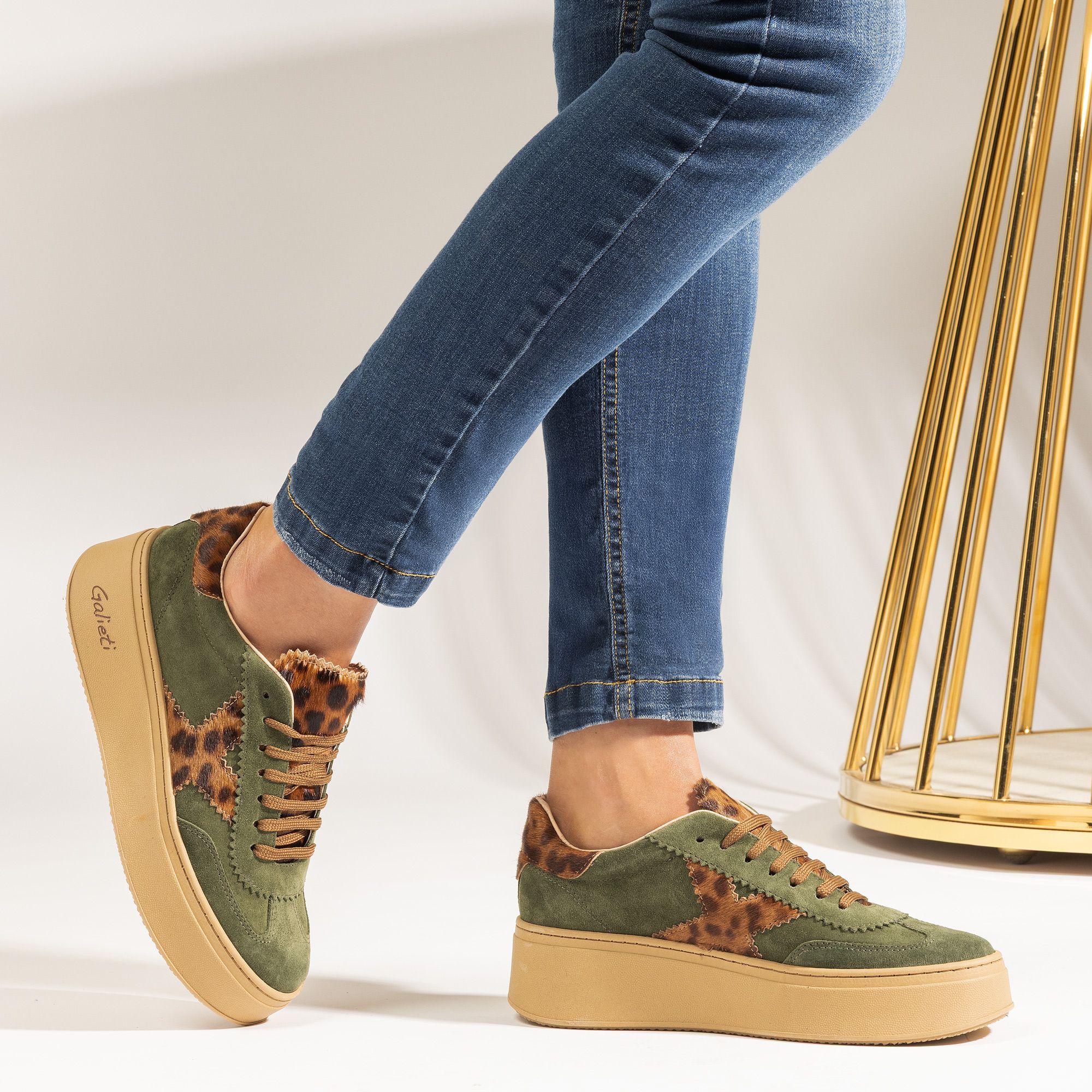 Galieti
Sneaker in pelle
con inserti in
cavallino e suola 6cm