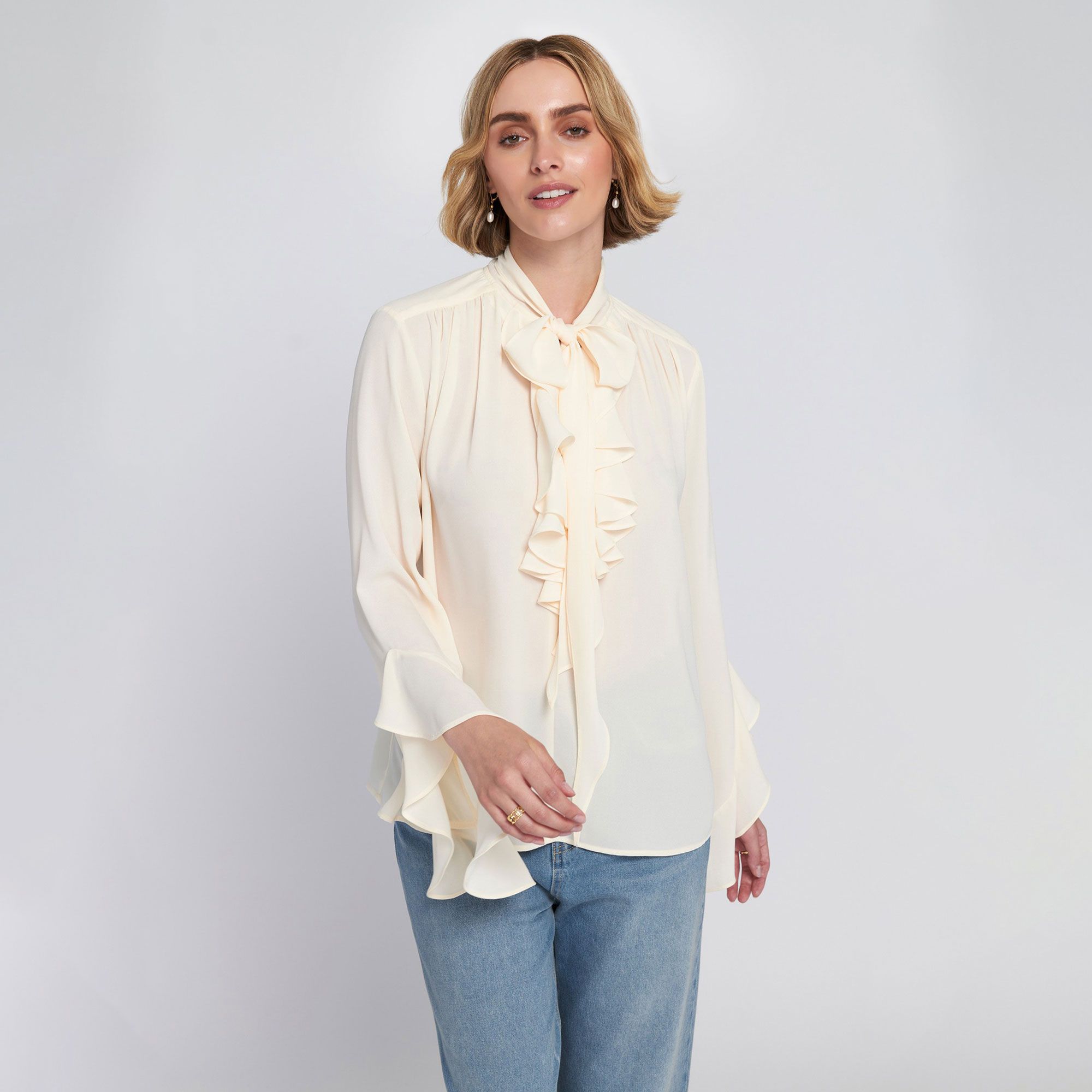 ELLE
Blusa con volant
e nastro al collo