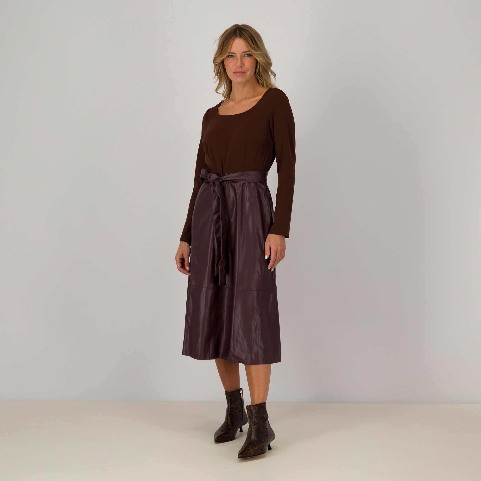 Nina Leonard
Abito midi con
scollo tondo ampio
a maniche lunghe