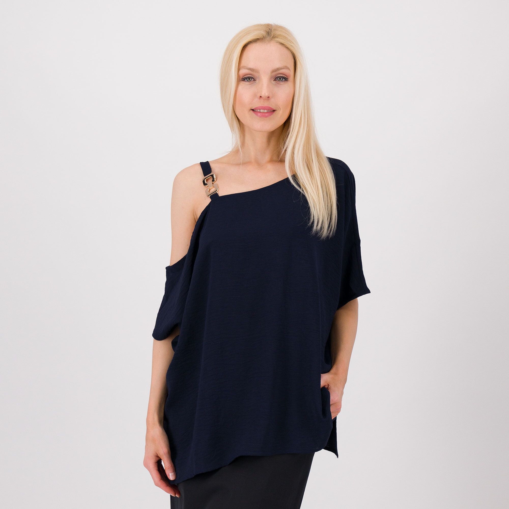 Nina Leonard
Maglia ampia
asimmetrica con
spalla scoperta